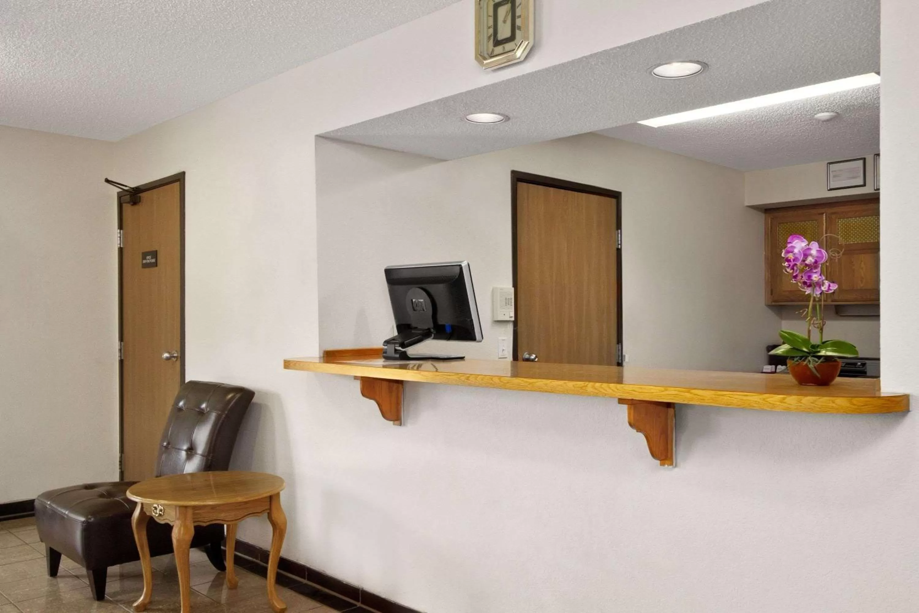 Lobby or reception in Super 8 by Wyndham Williams Lake BC