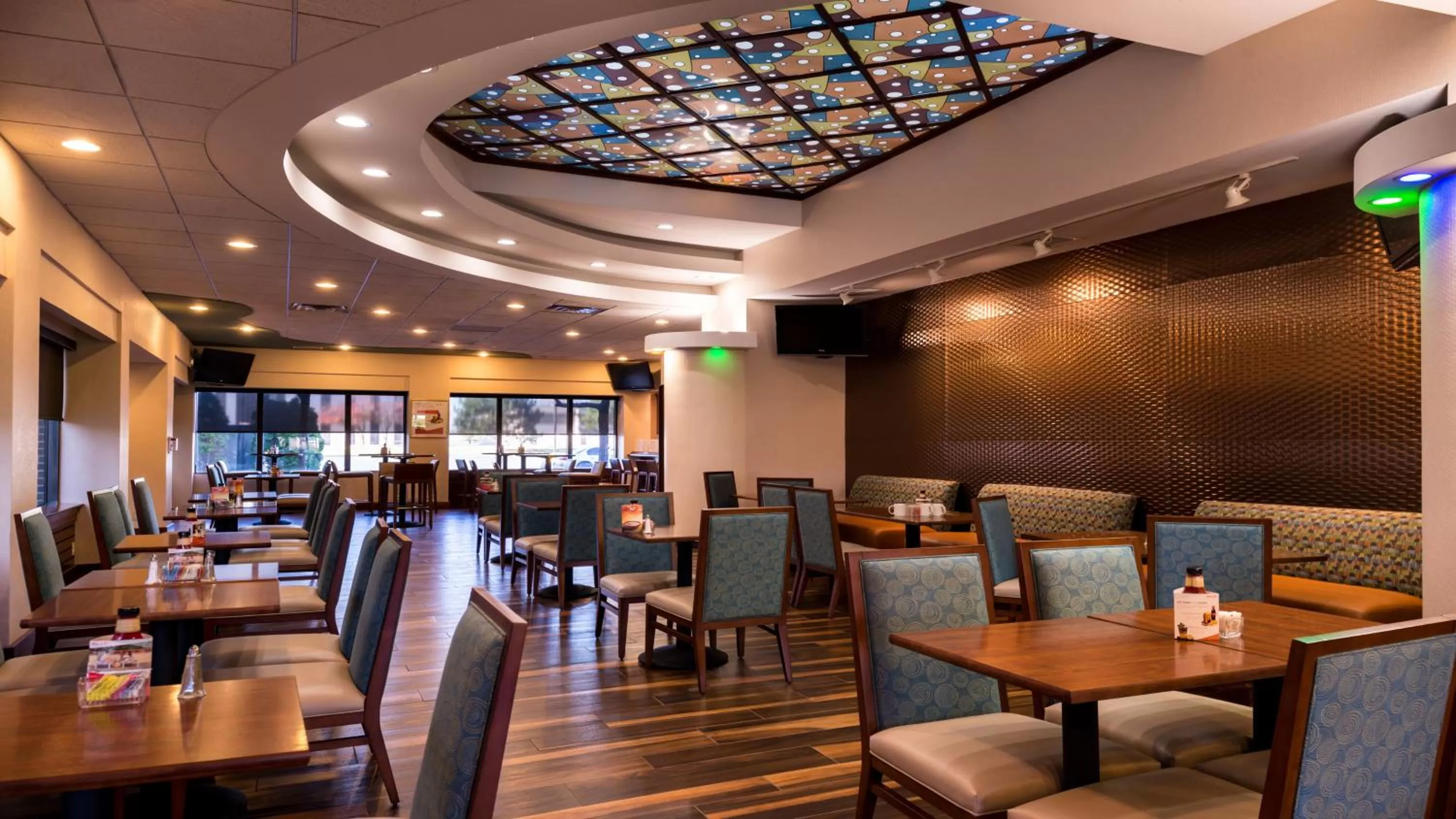 Restaurant/places to eat in Holiday Inn Hotel & Suites Warren by IHG