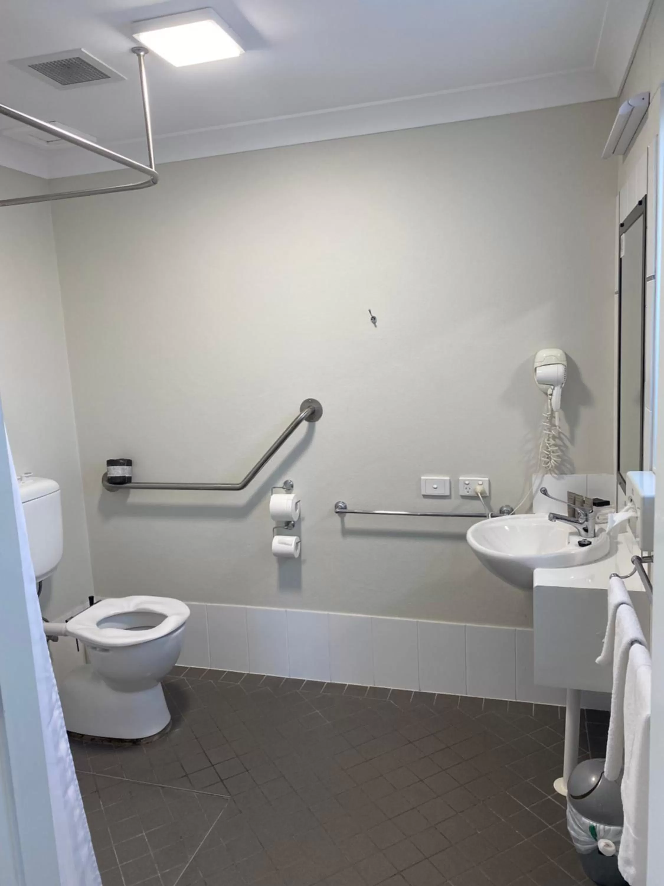 Bathroom in Maitland City Motel