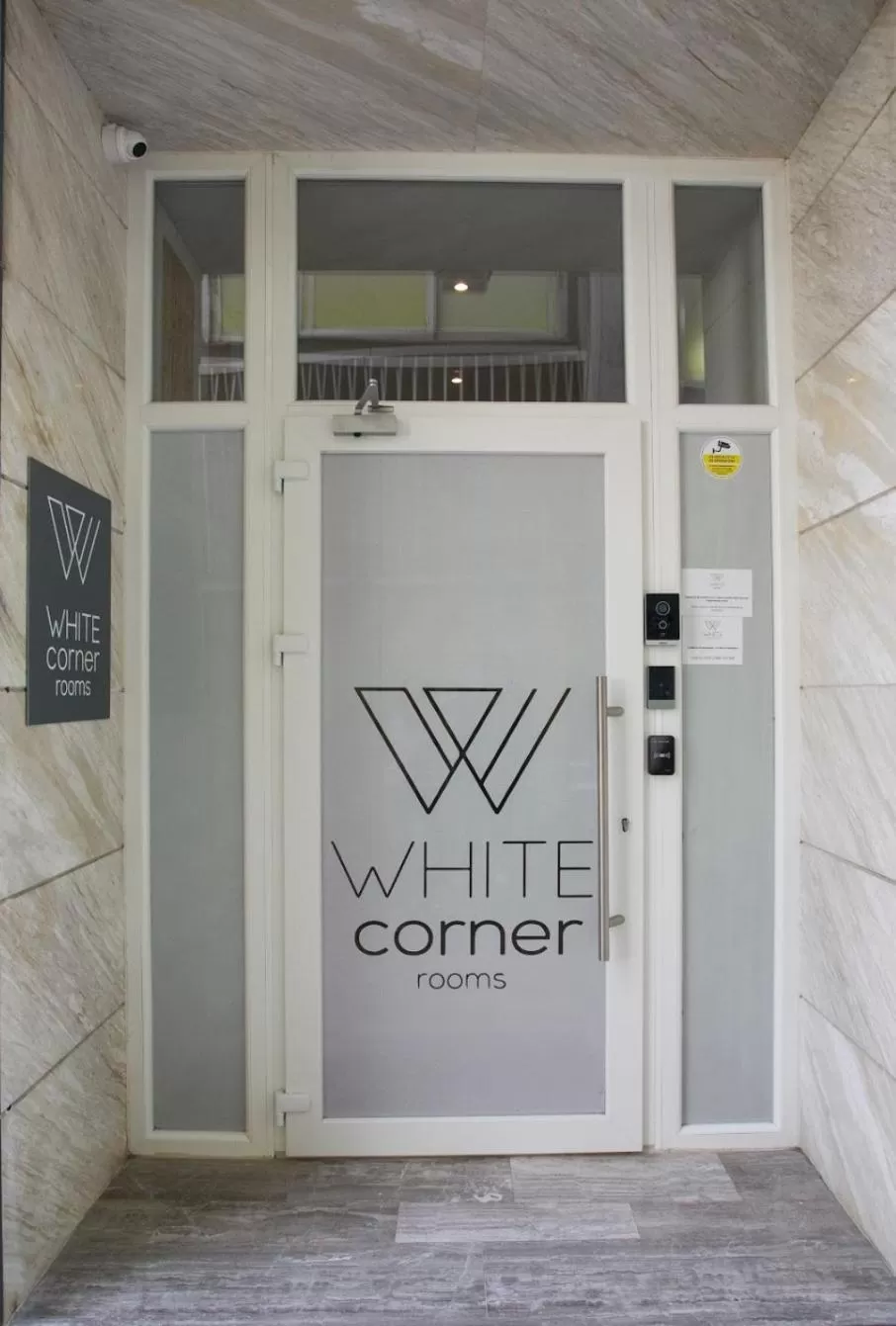 Facade/entrance in White Corner
