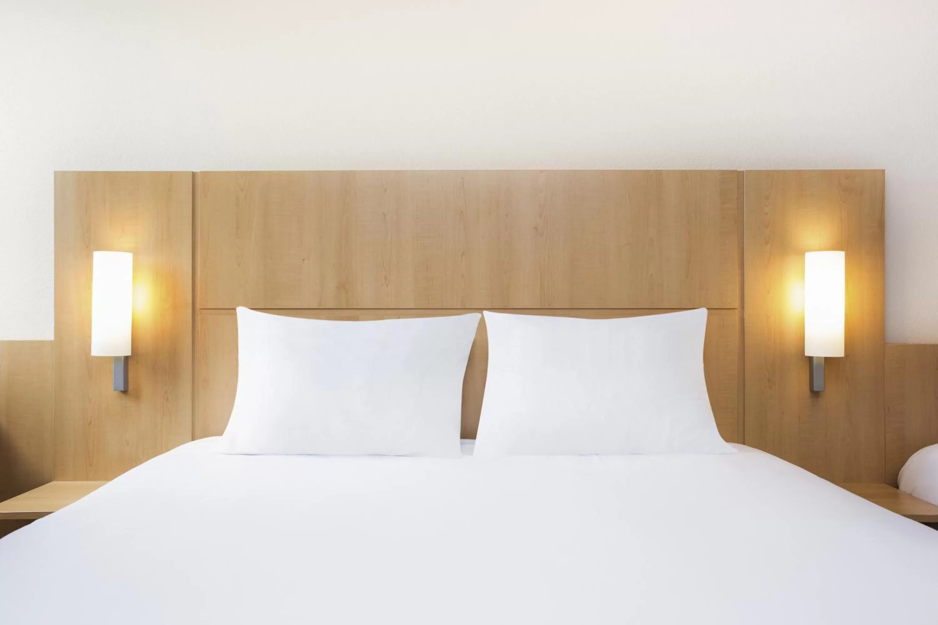 Property building, Bed in ibis Charleville Mézières