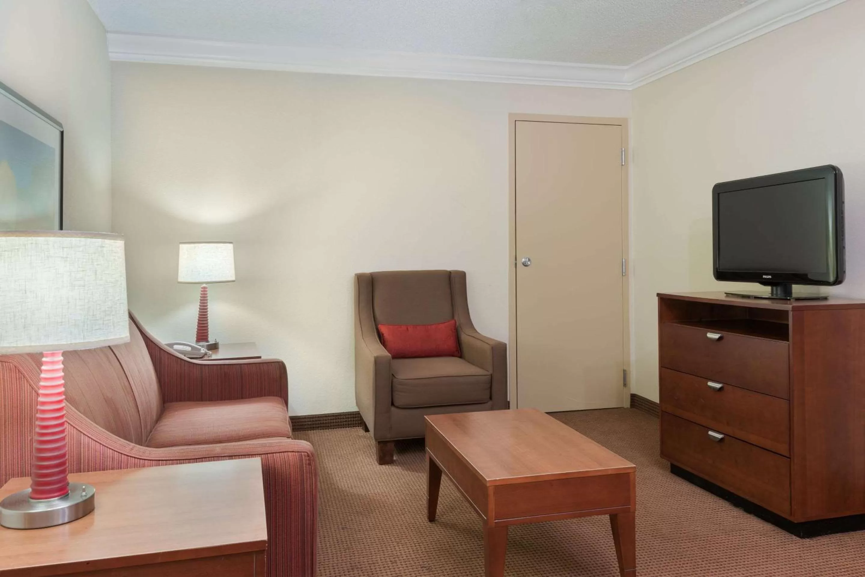 Photo of the whole room in Comfort Inn Fayetteville near Fort Bragg