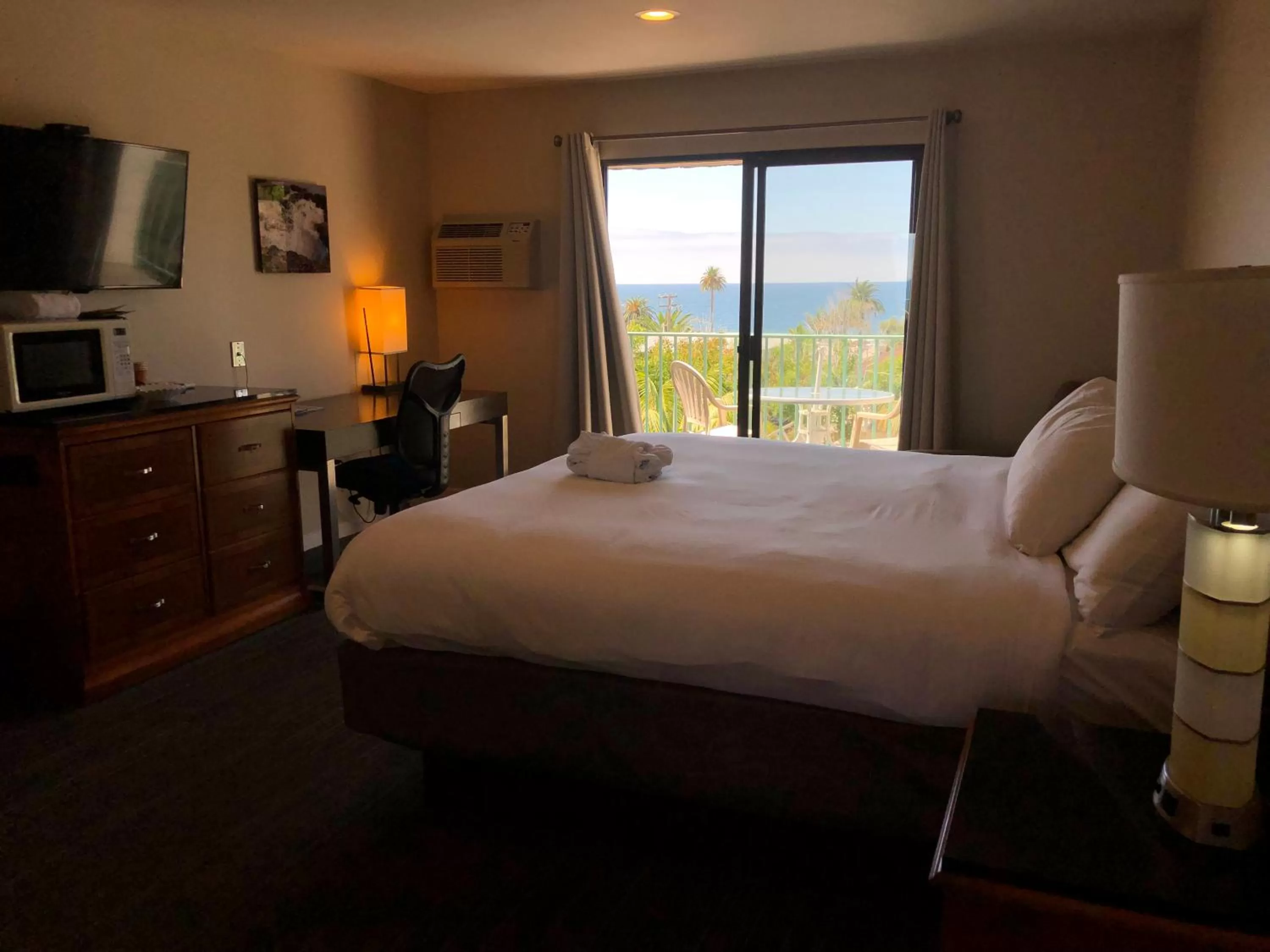 Bed in Moonlight Beach Motel