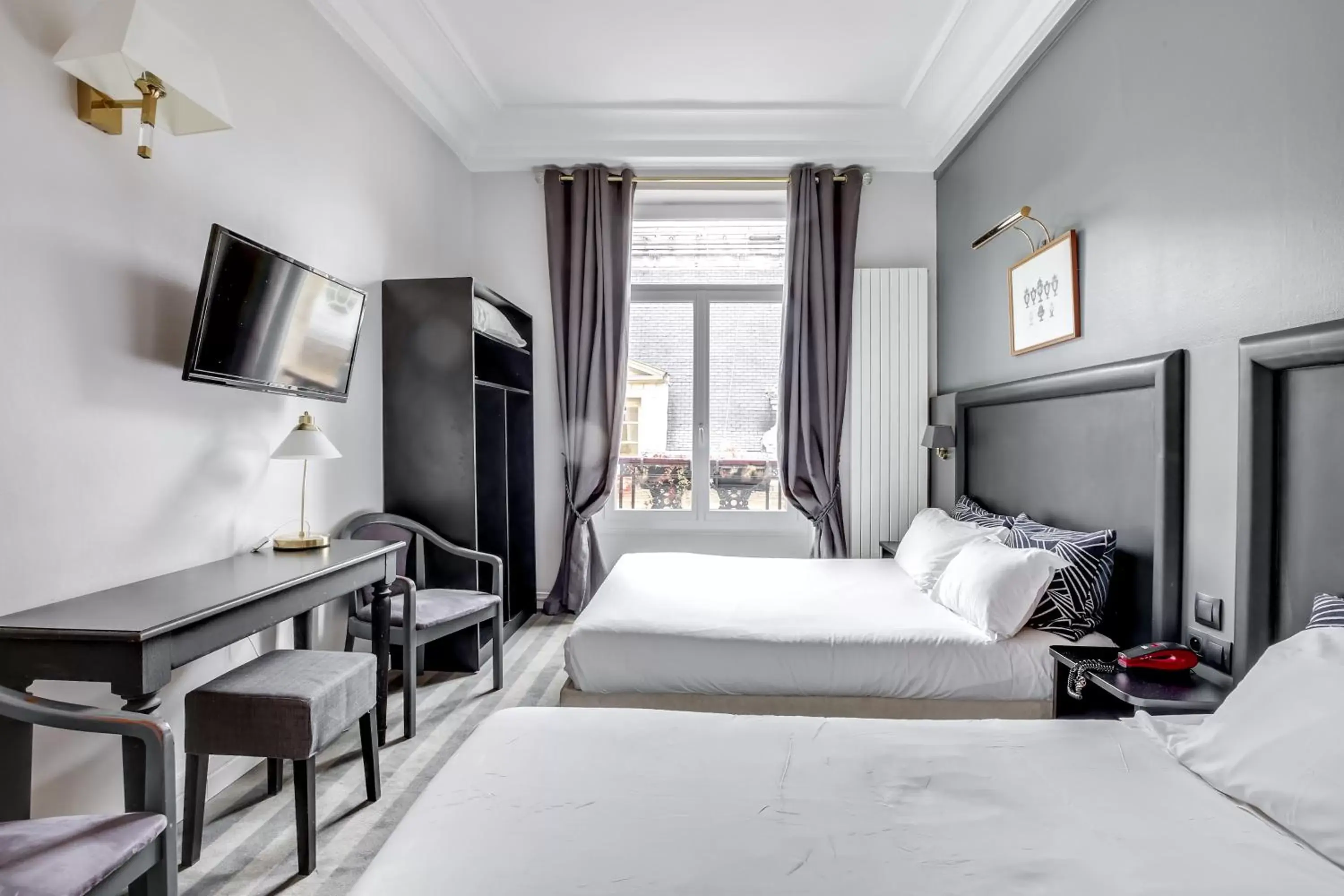 Triple Room with 2 Beds in Hotel Opera Maintenon Triple Room with 2 Beds in Hotel Opera Maintenon