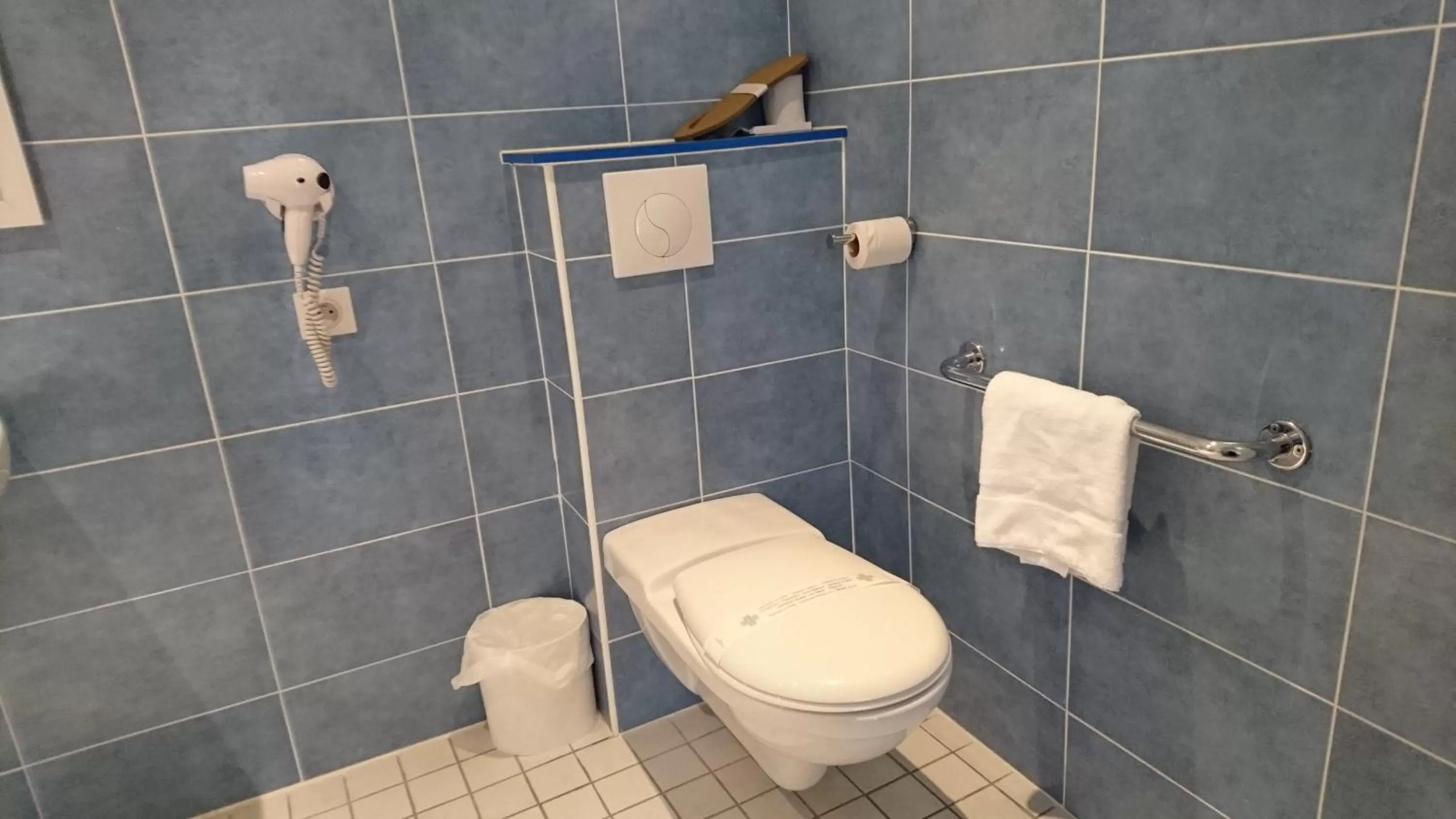 Toilet in Kyriad Toulouse Sud - Roques