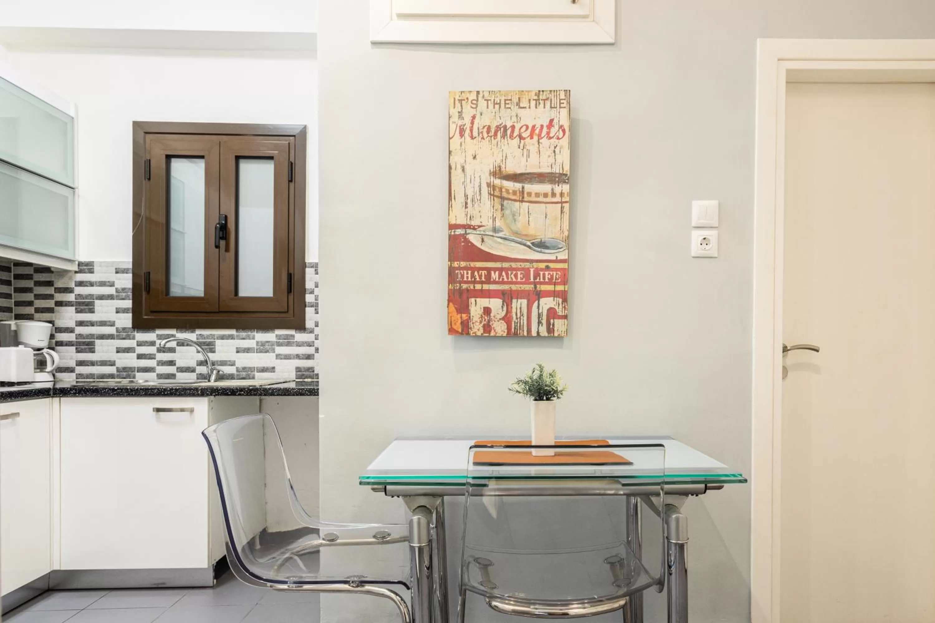 Dining area in Nicholas Point Apartments and Rooms