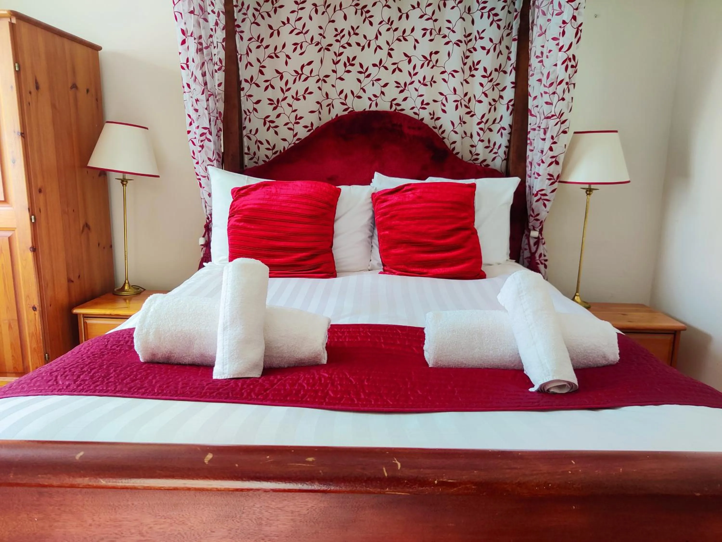 Bedroom, Bed in Wentworth House - Free Parking