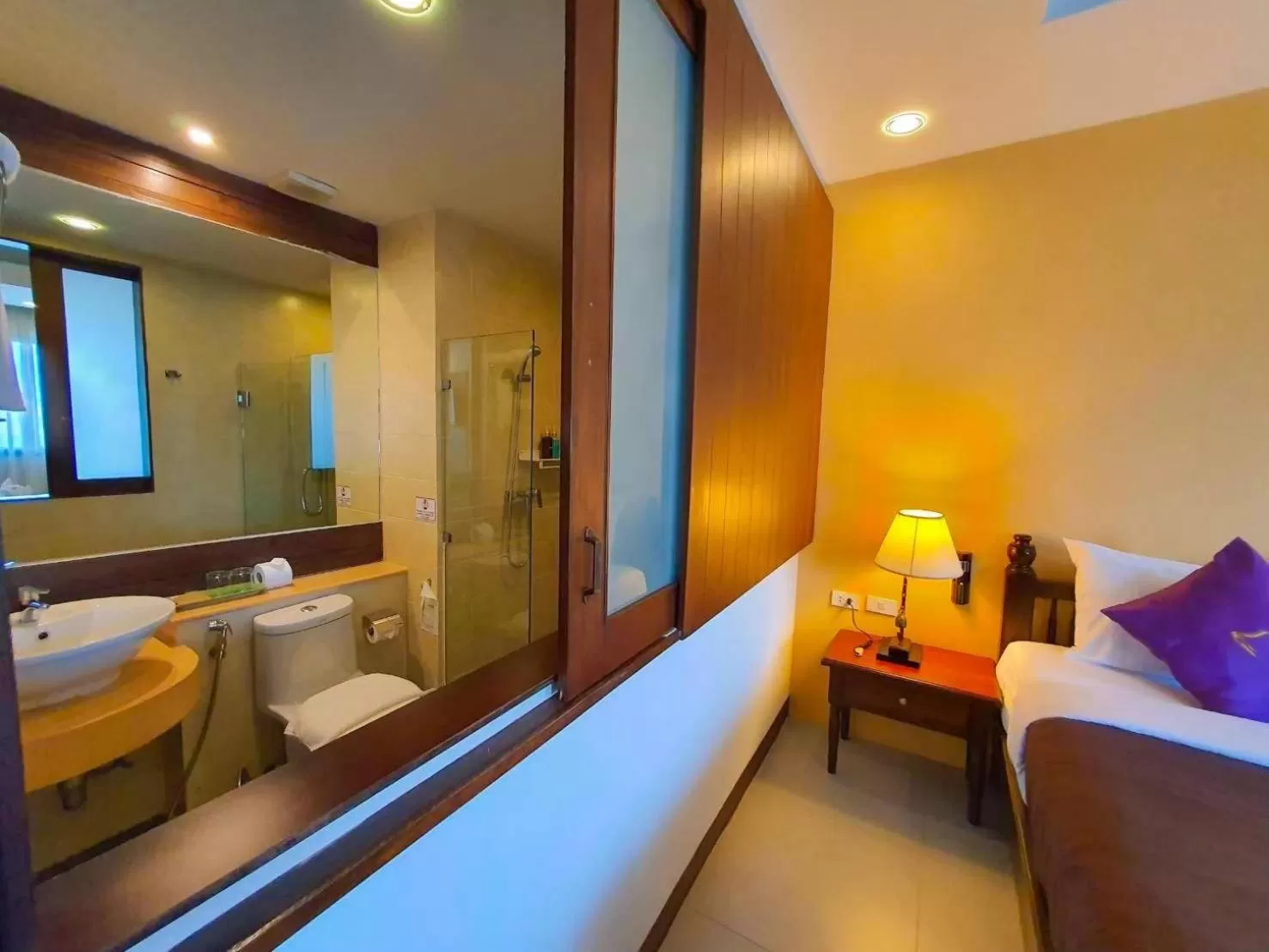 Bathroom, Bed in Goldenbell Hotel Chiangmai