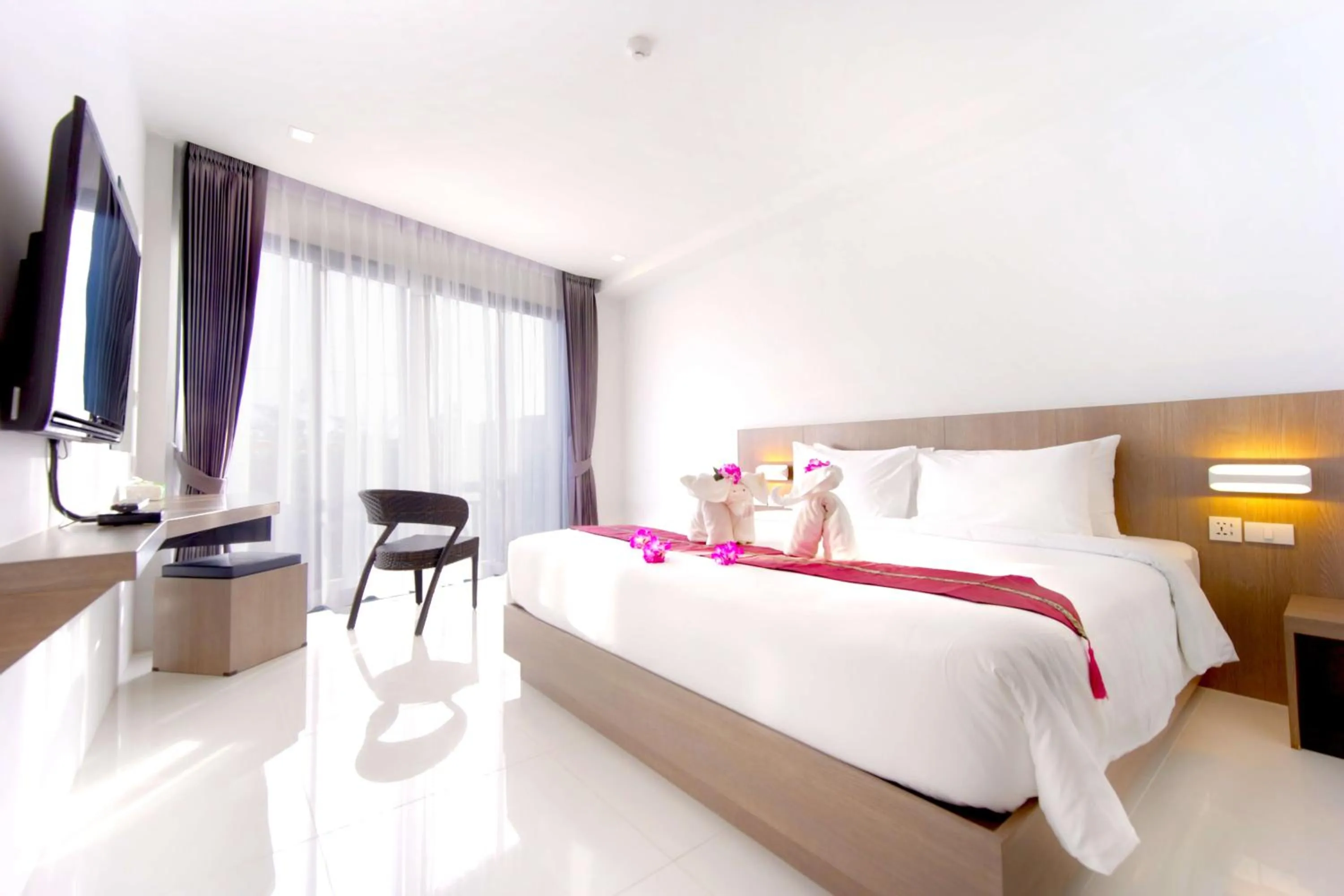 Photo of the whole room, Bed in Phoenix Hotel Karon Beach