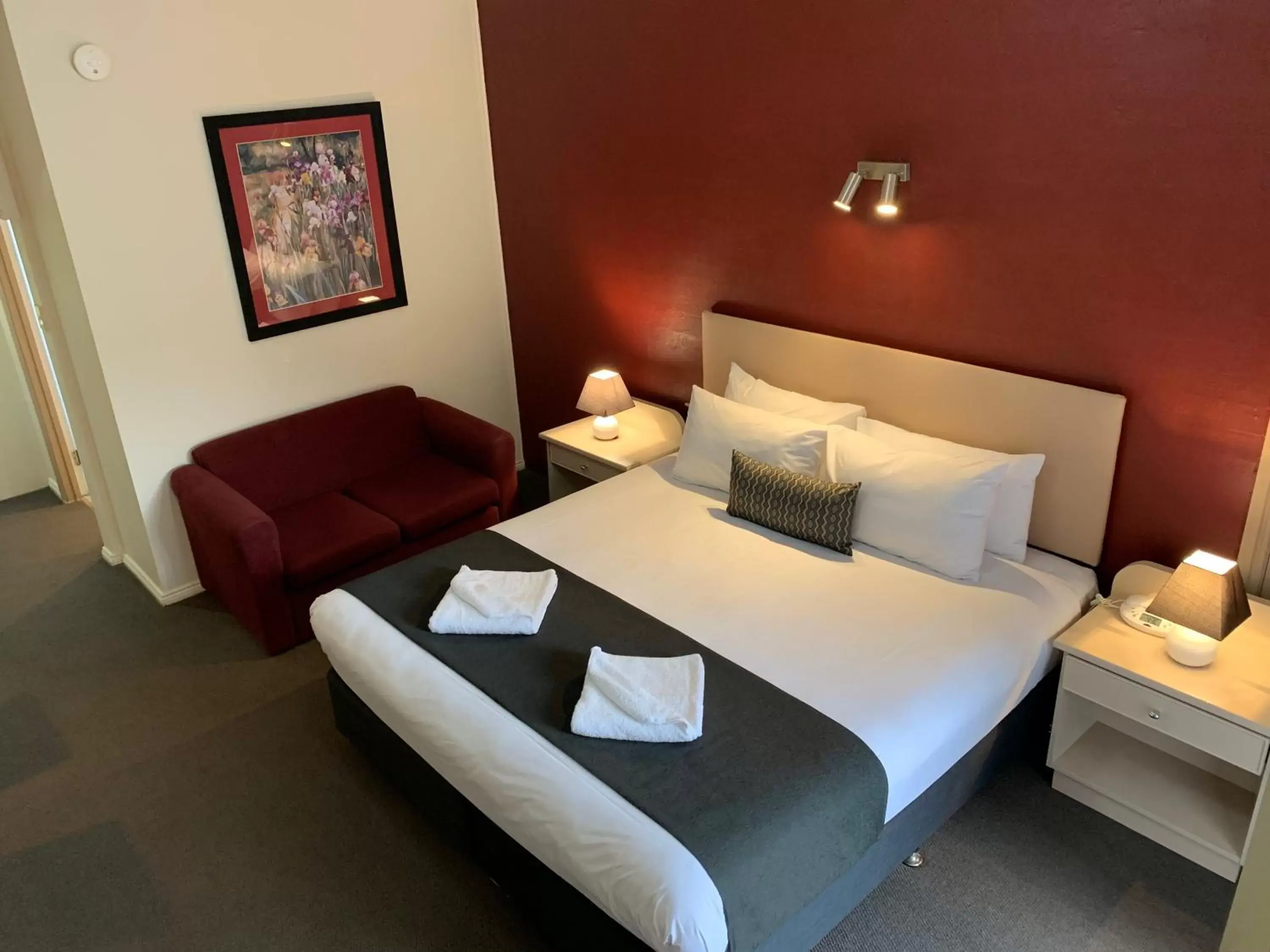 Superior King Room in Heritage Motor Inn Goulburn Superior King Room in Heritage Motor Inn Goulburn