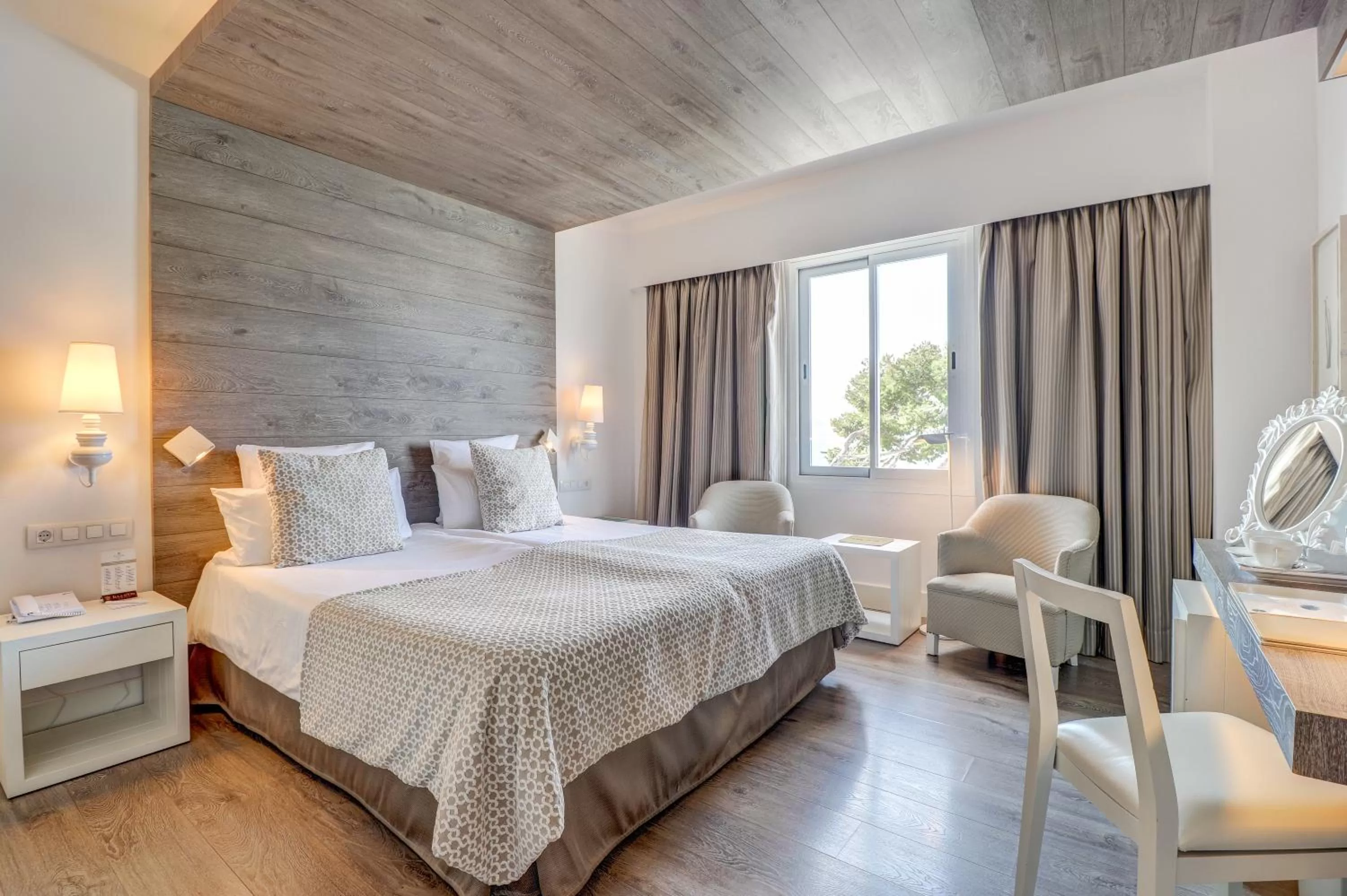 Photo of the whole room, Bed in Hotel Illa d'Or & Club Apts 4* Sup