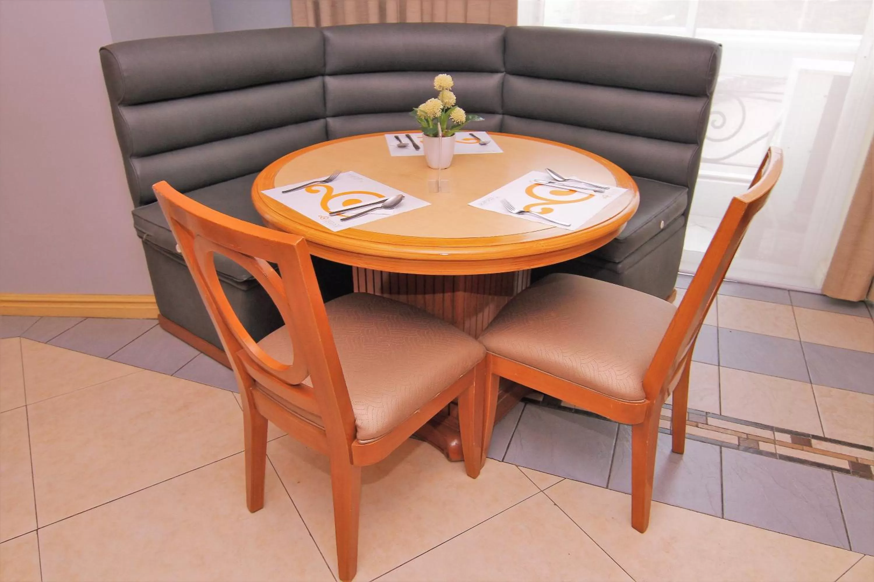 Restaurant/places to eat in The Grand Dame Hotel