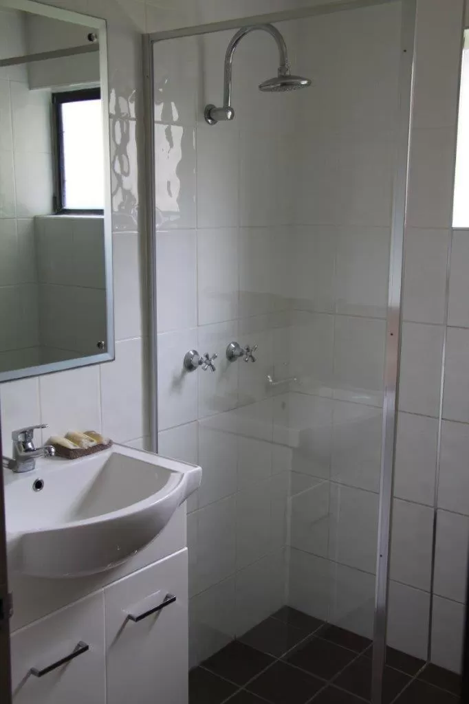 Bathroom in Emerald Gardens Motel & Apartments