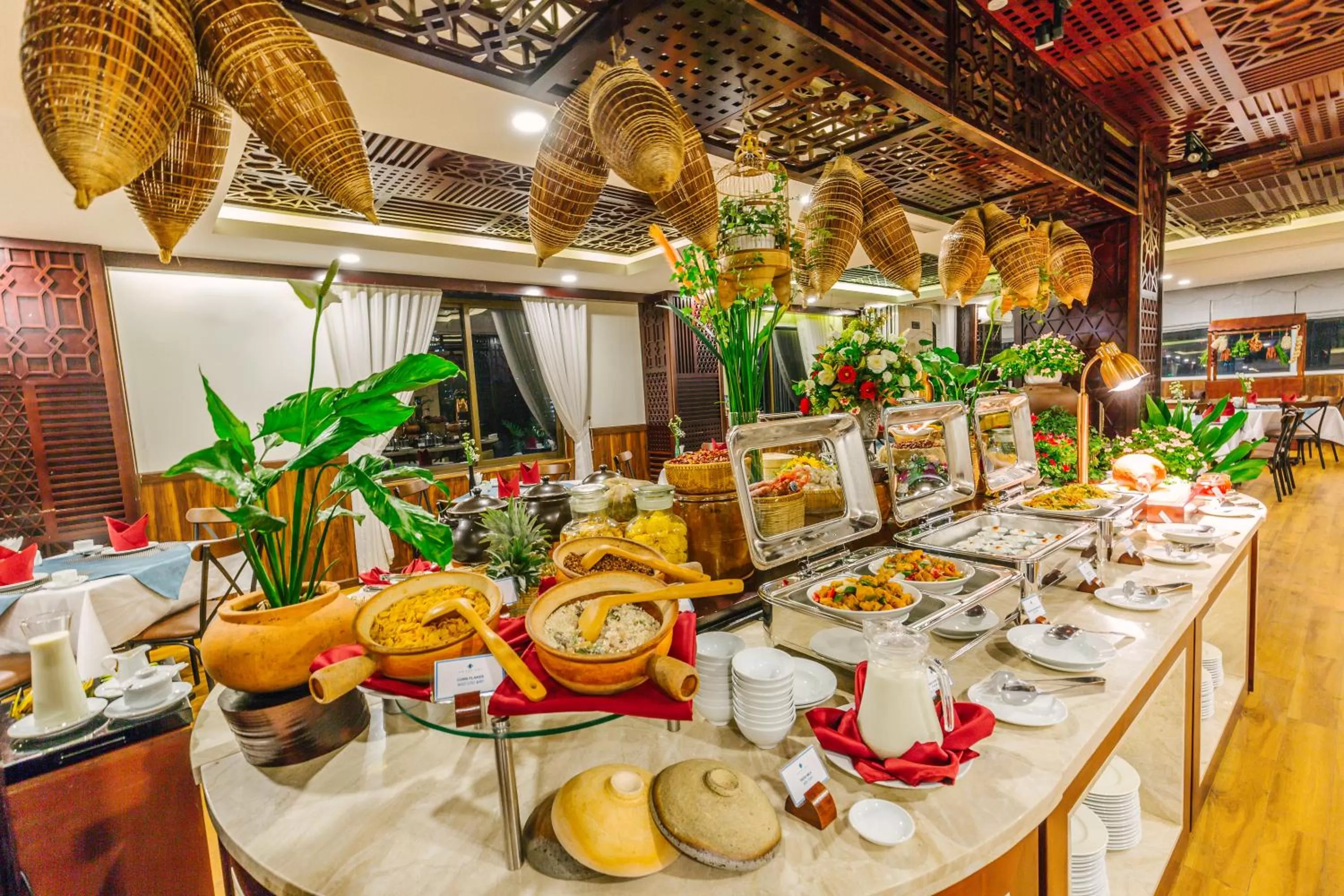 Food and drinks in Happy Life Grand Hotel & Rooftop Skybar