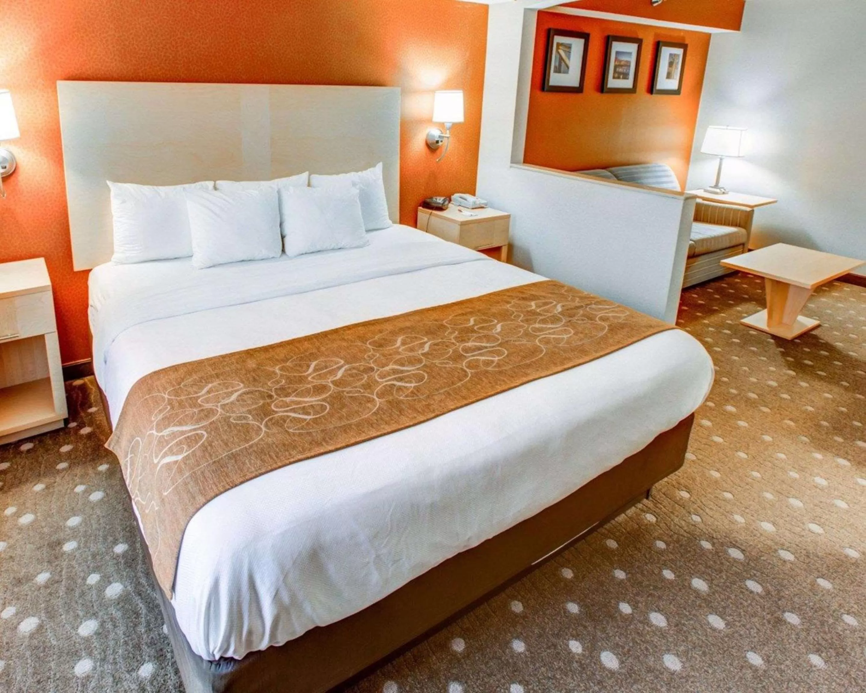 Bedroom, Bed in Comfort Suites Pittsburgh Airport