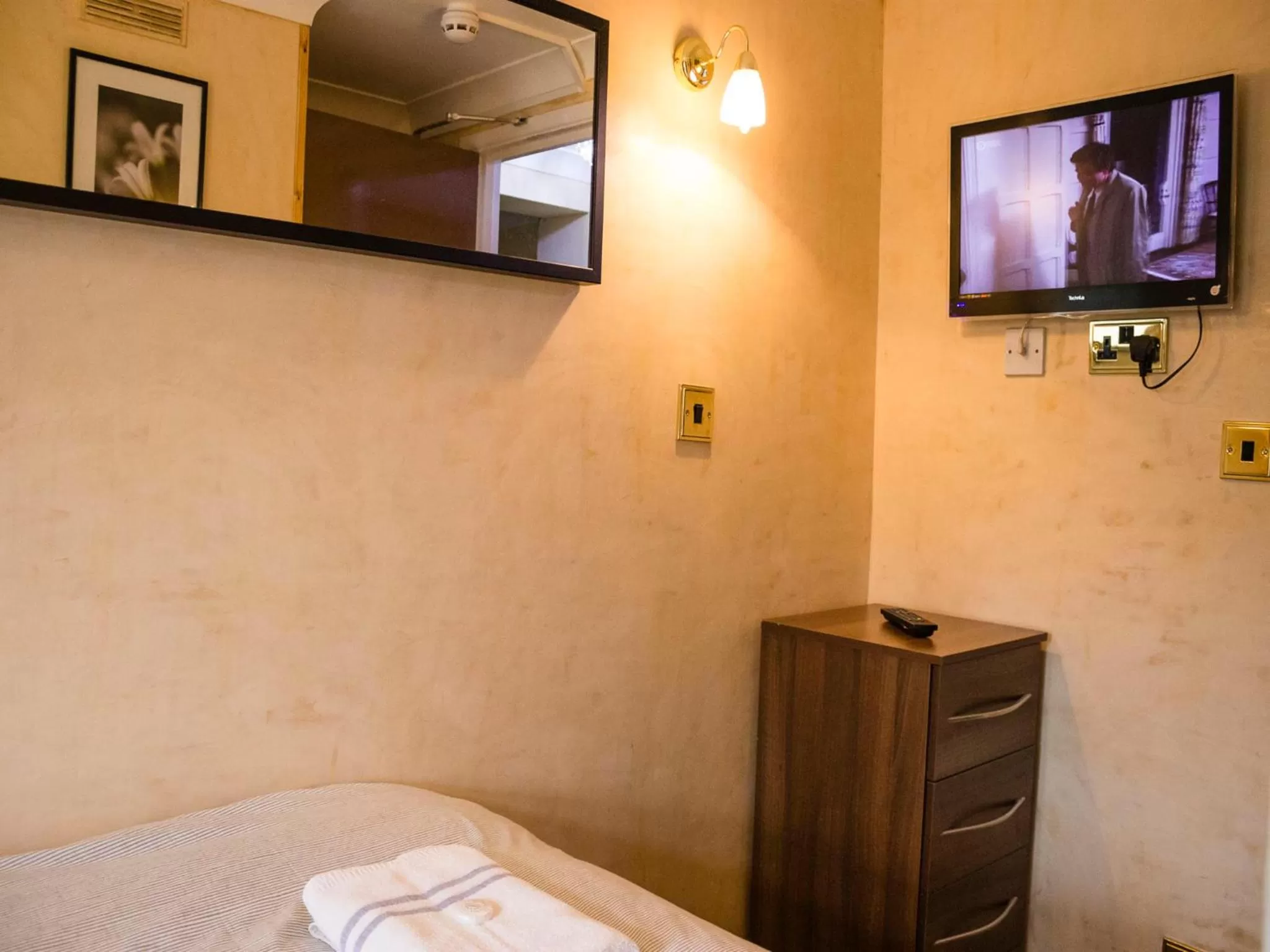 Photo of the whole room, Bed in Cricklewood Lodge Hotel