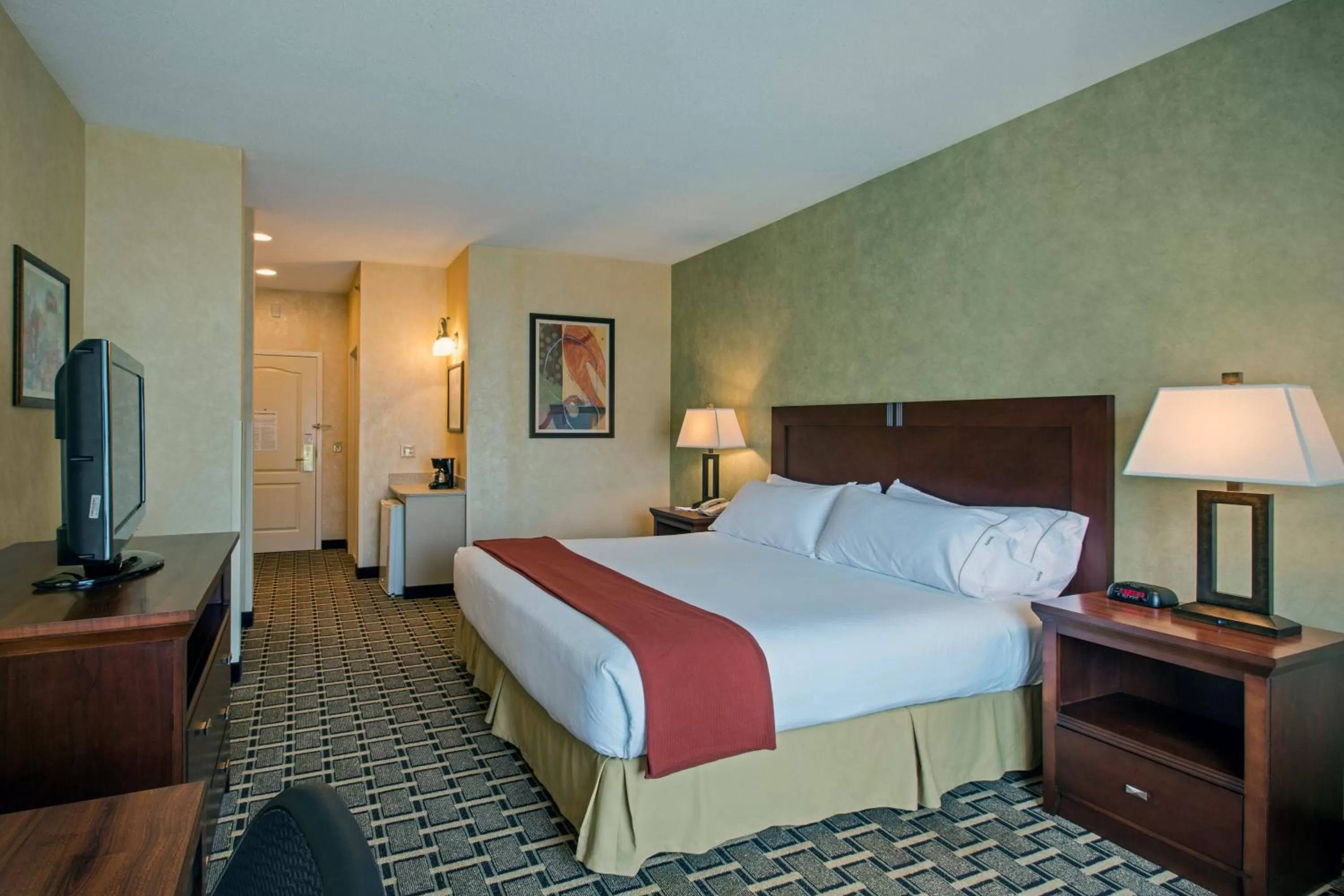 Photo of the whole room, Bed in Holiday Inn Express Hotel & Suites Youngstown North-Warren/Niles by IHG
