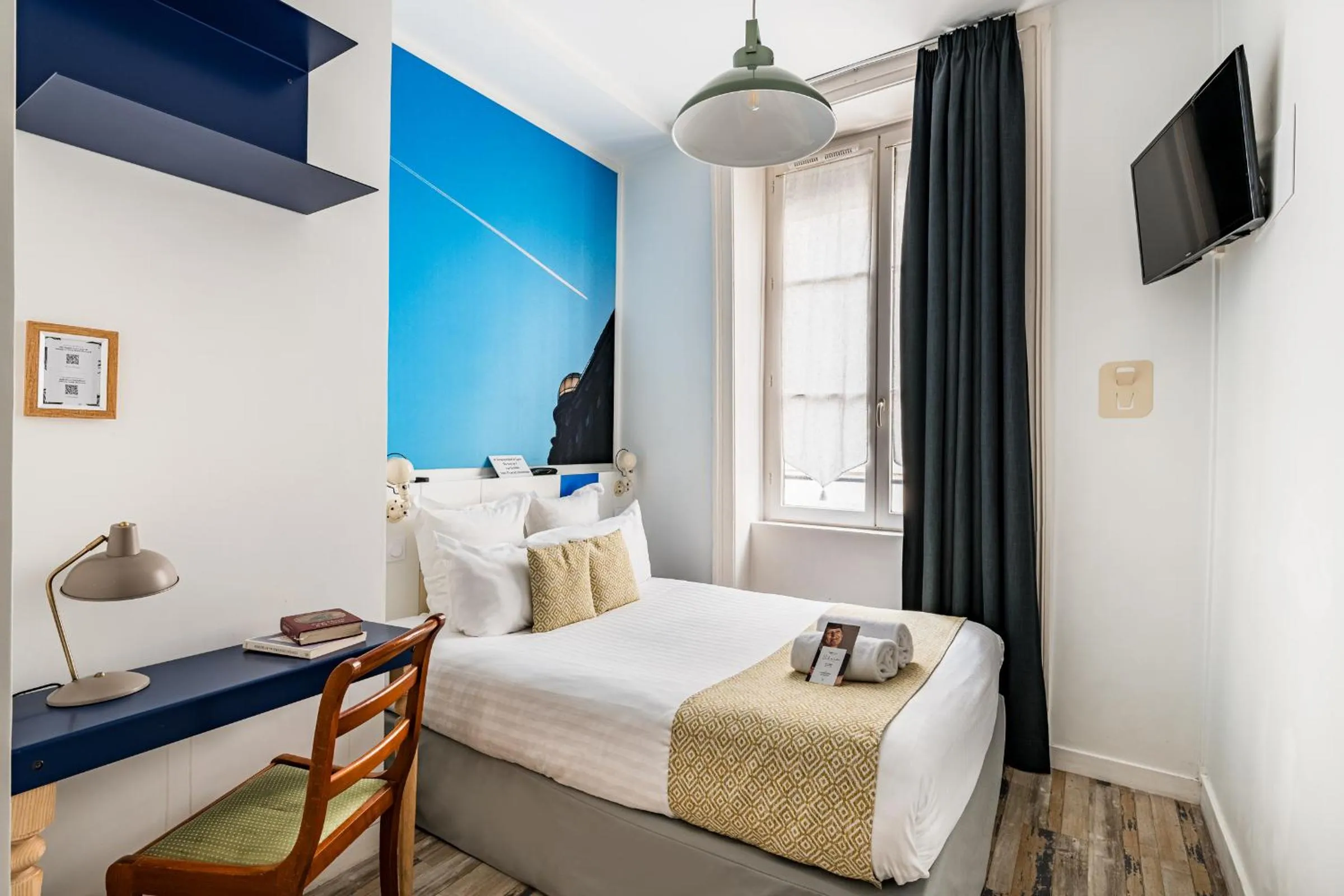 Bed in Hôtel du Simplon