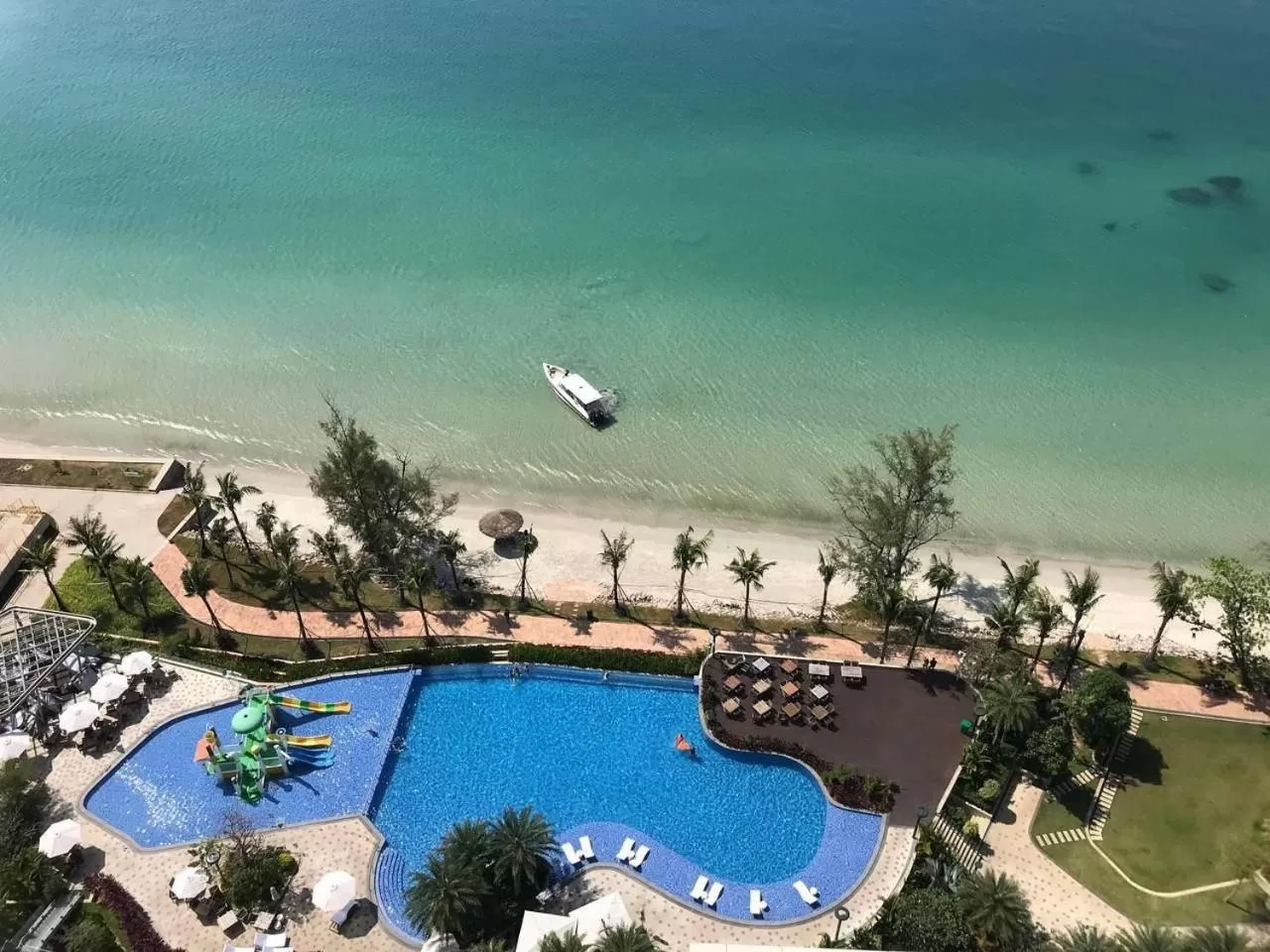 Swimming pool in Howard Johnson Plaza by Wyndham Blue Bay Sihanoukville