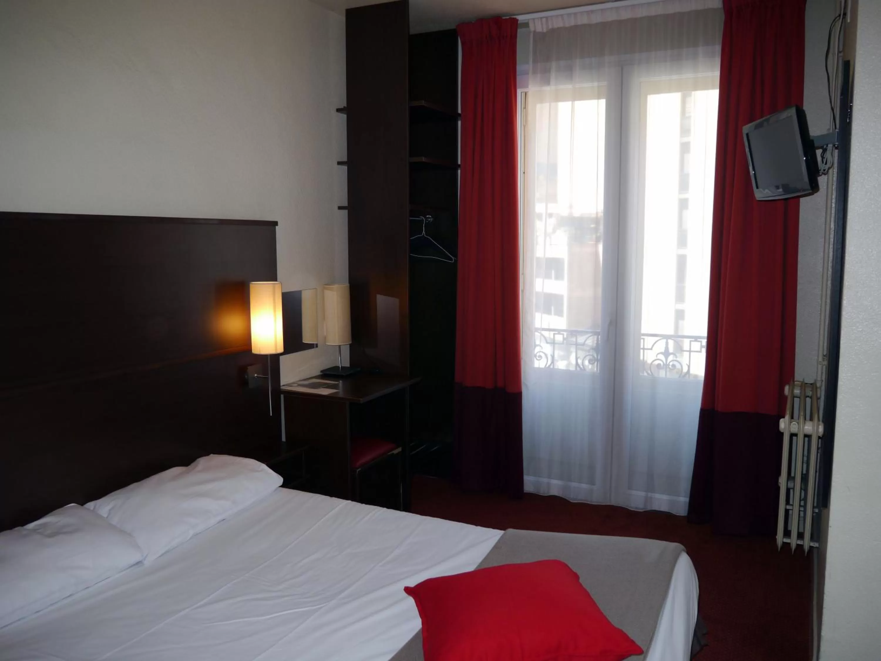 Bedroom, Bed in Hôtel des Ambassadeurs