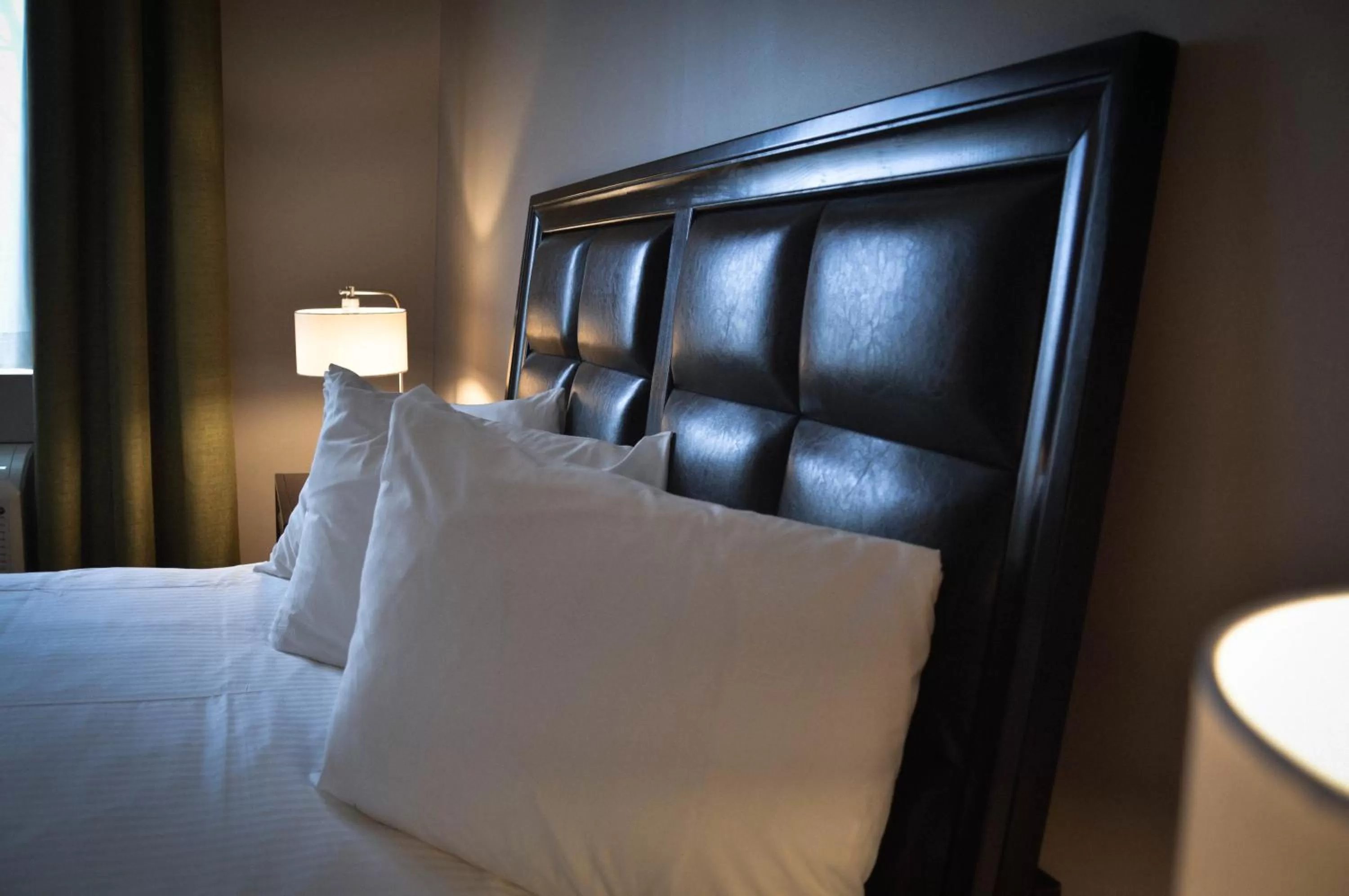 Decorative detail, Bed in Belvedere Inn Schenectady - Albany