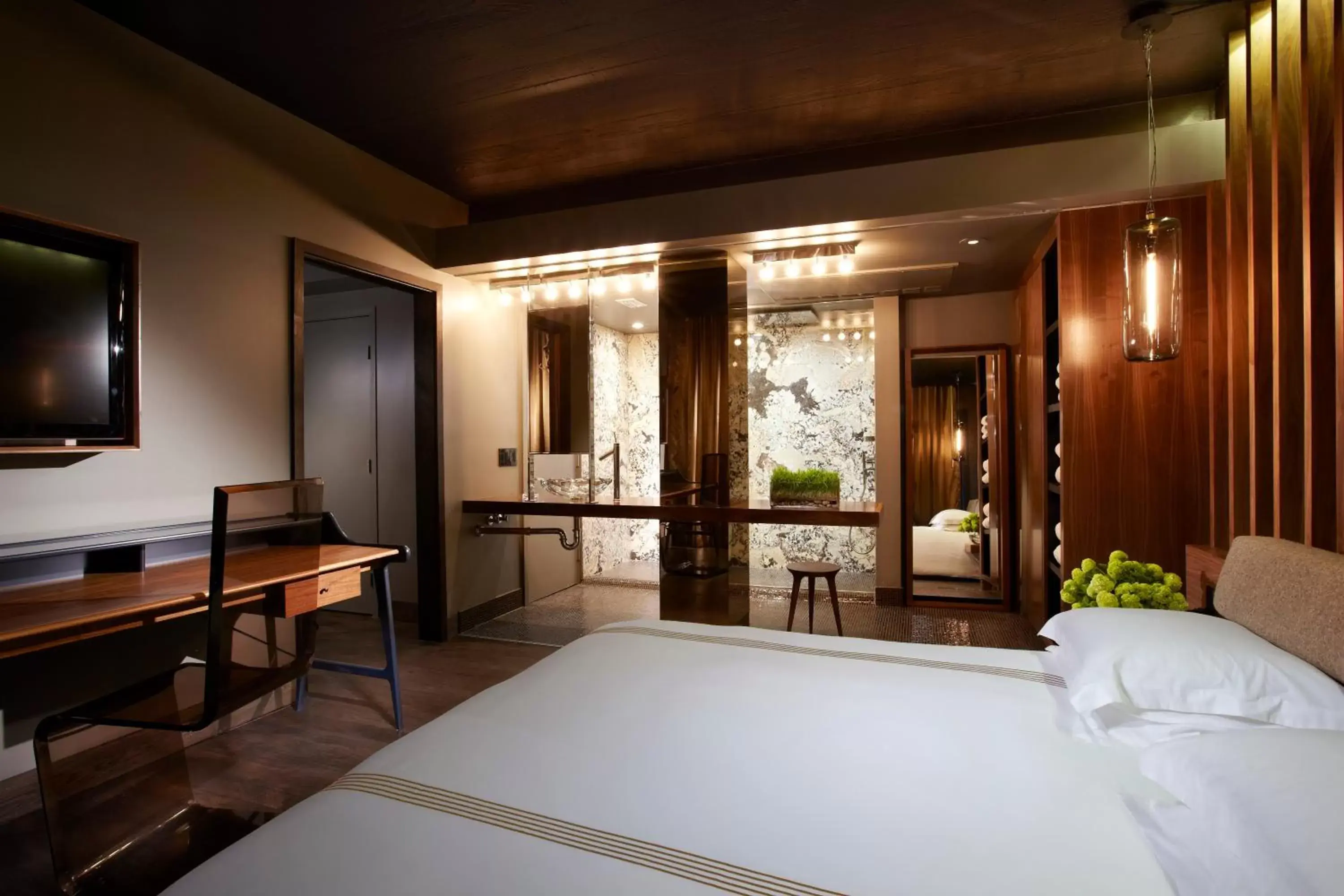 Suite with Pool View in The Hollywood Roosevelt Suite with Pool View in The Hollywood Roosevelt