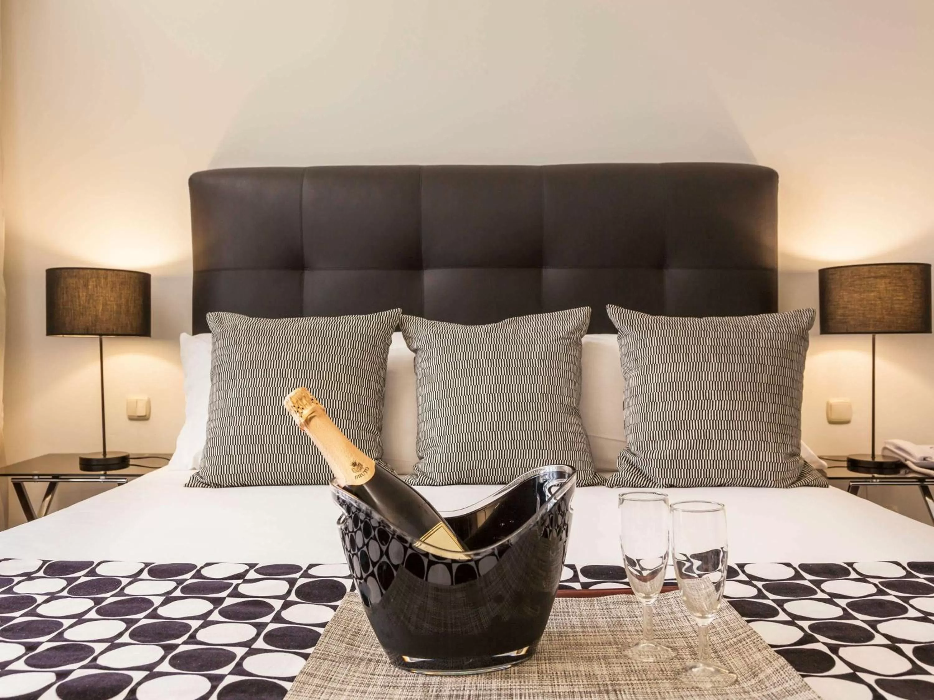 Photo of the whole room, Bed in Hotel Mercure Lisboa