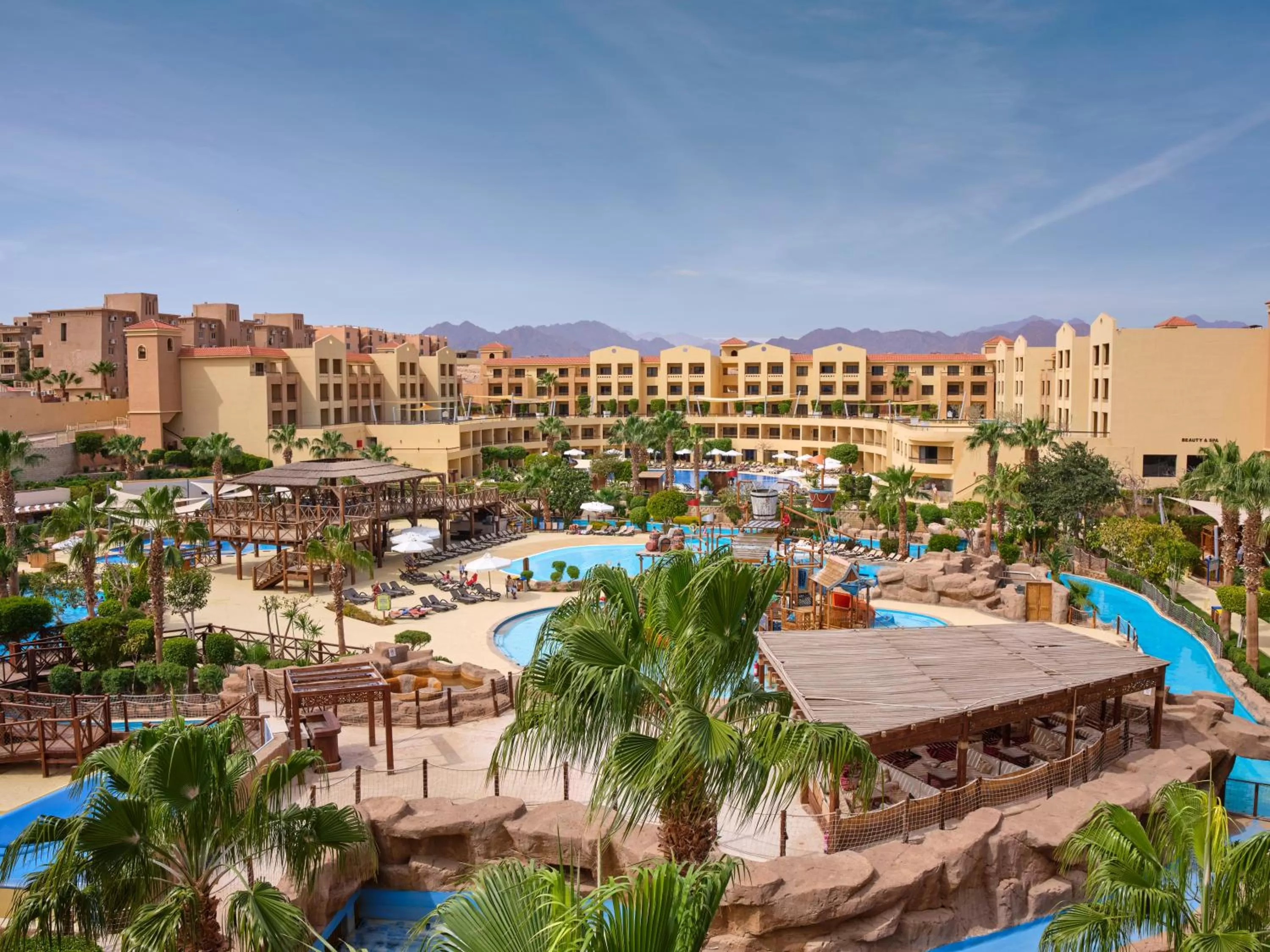 Property building in Coral Sea Aqua Club Resort