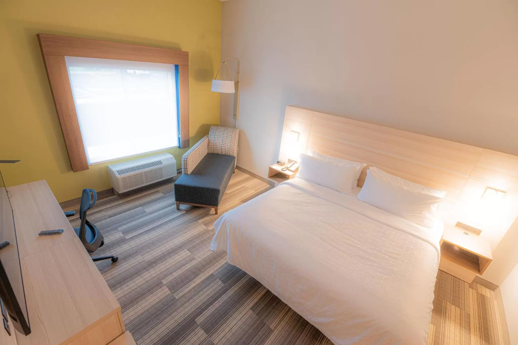 Photo of the whole room, Bed in Holiday Inn Express & Suites Dayton East - Beavercreek by IHG