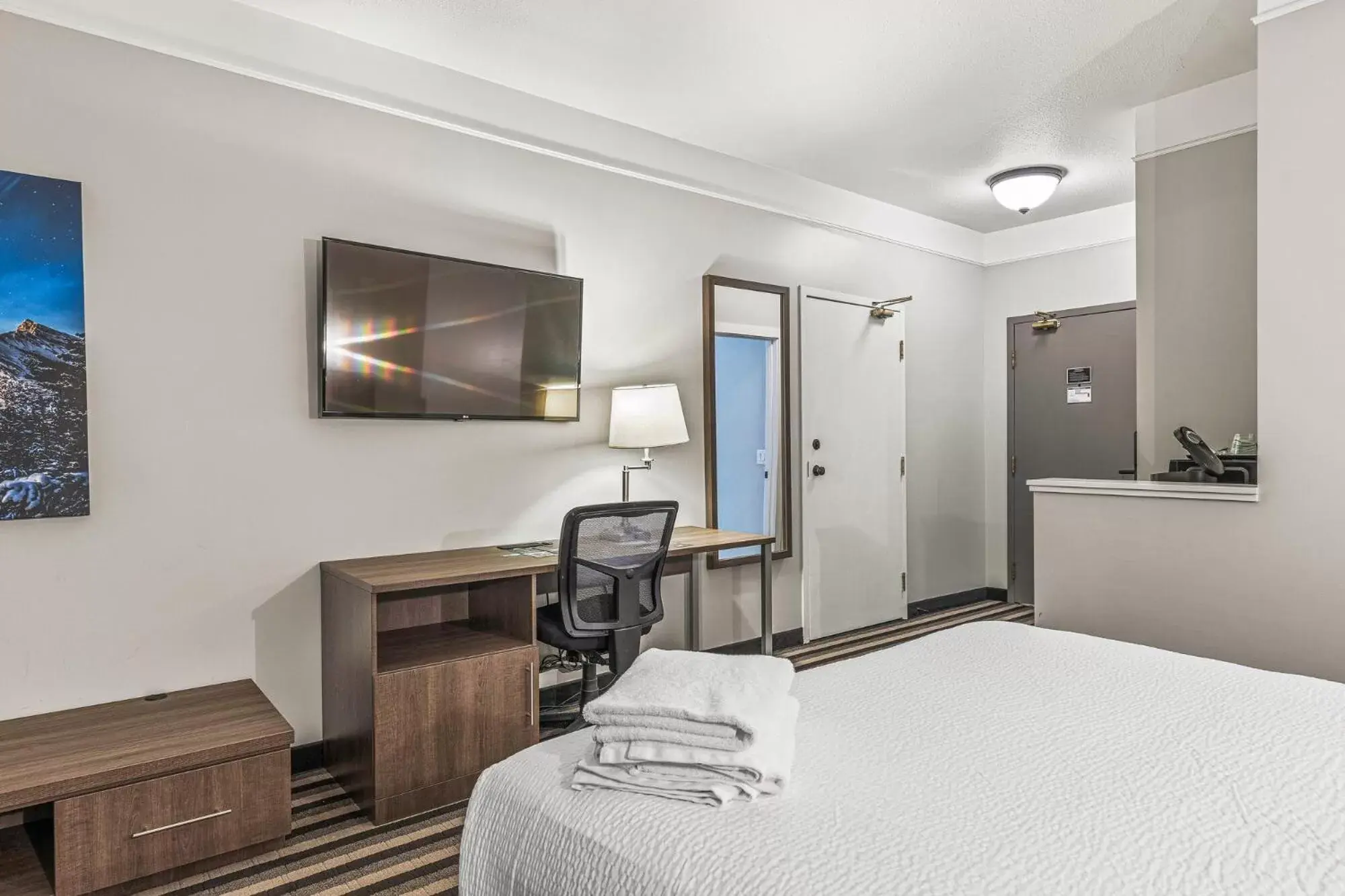 Deluxe Queen Room with Two Queen Beds - No pets allowed in Northwinds Hotel Canmore Deluxe Queen Room with Two Queen Beds - No pets allowed in Northwinds Hotel Canmore