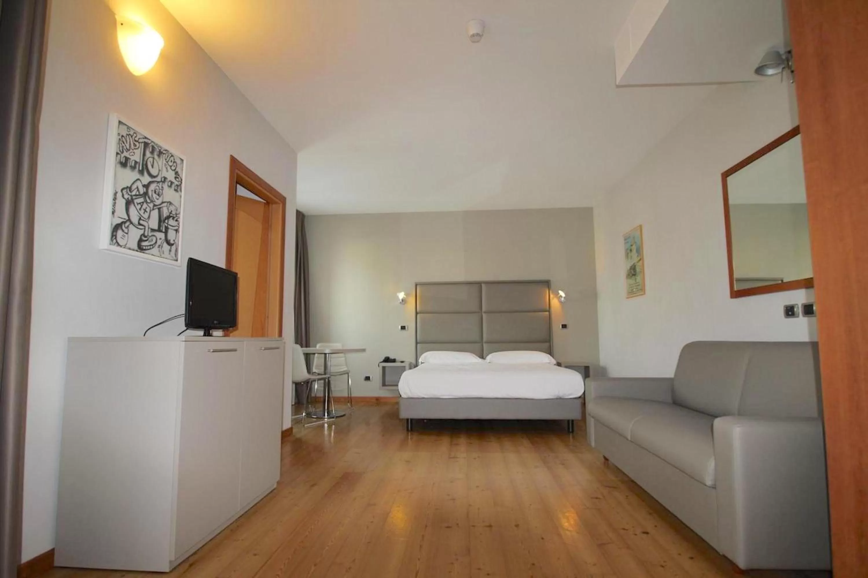 Living room, Bed in Hotel Rubicone