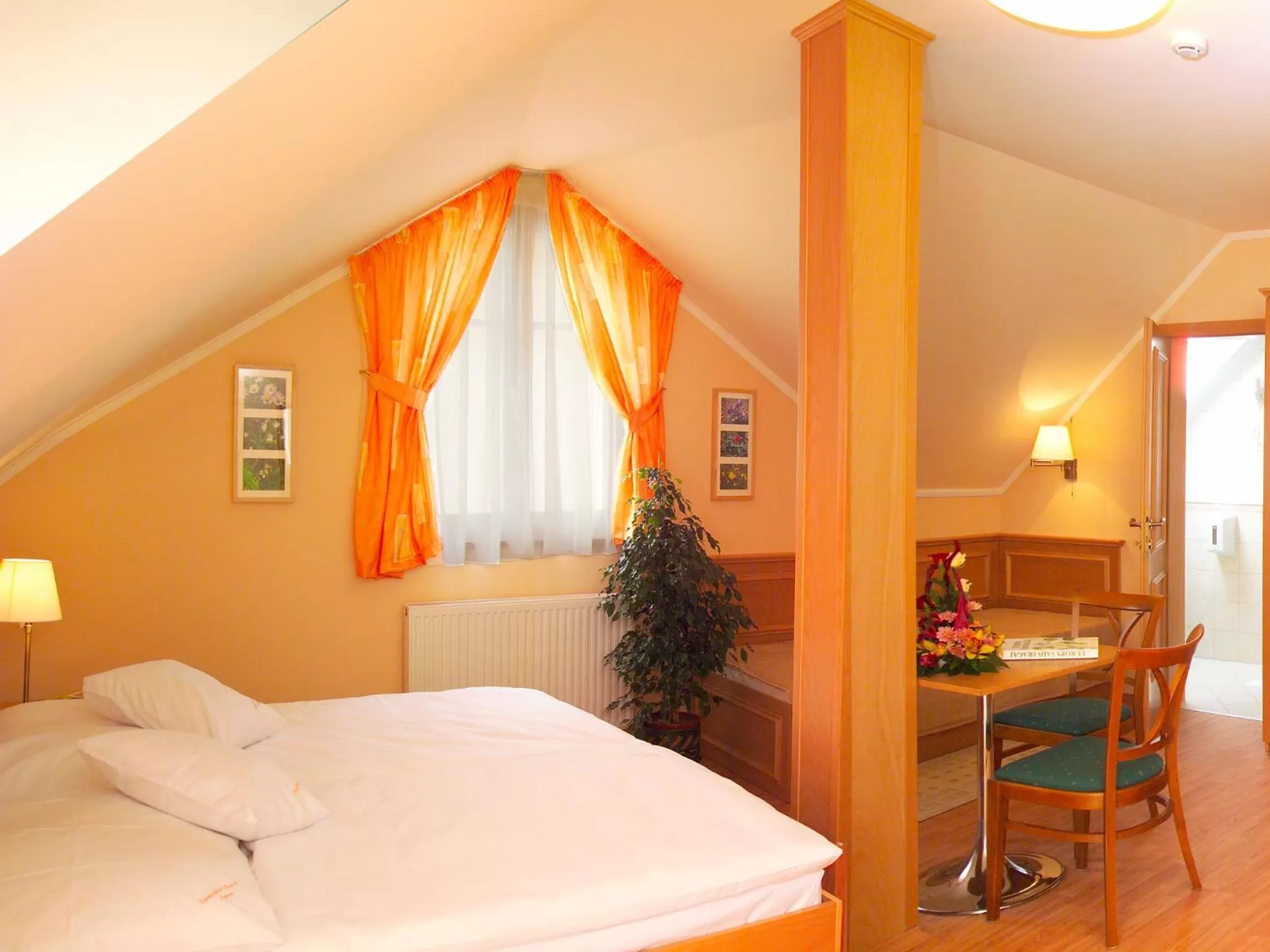 Photo of the whole room, Bed in Vadászkürt Panzió