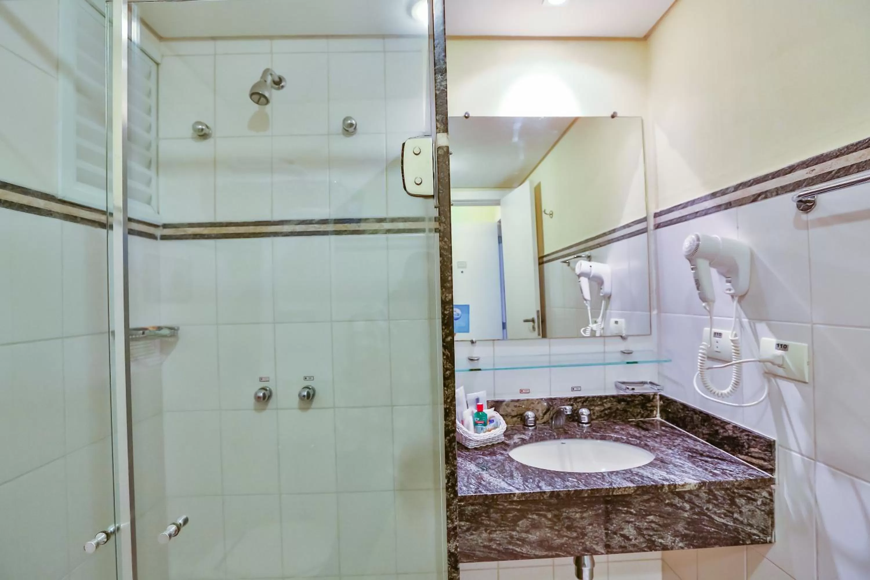 Bathroom in Dubai Macaé by Atlântica