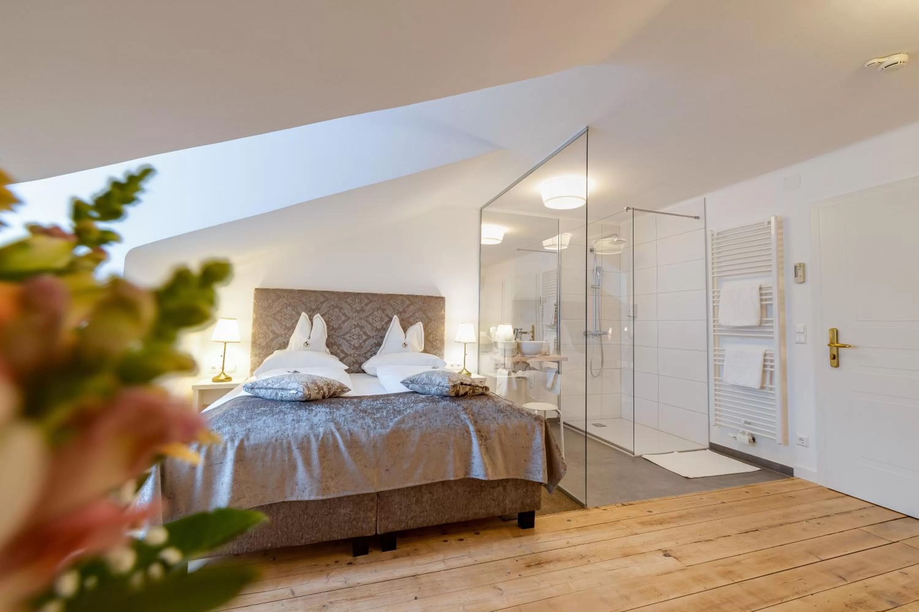 Bathroom, Bed in Boutique Hotel Goldenes Lamm Villach
