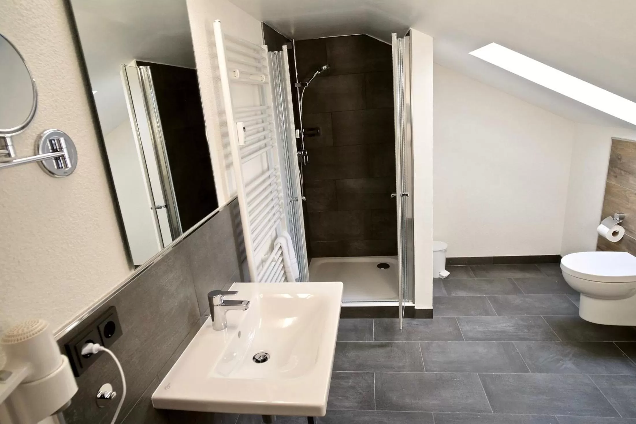 Bathroom in Bahnhof-Erzingen, hotel, coffee & more