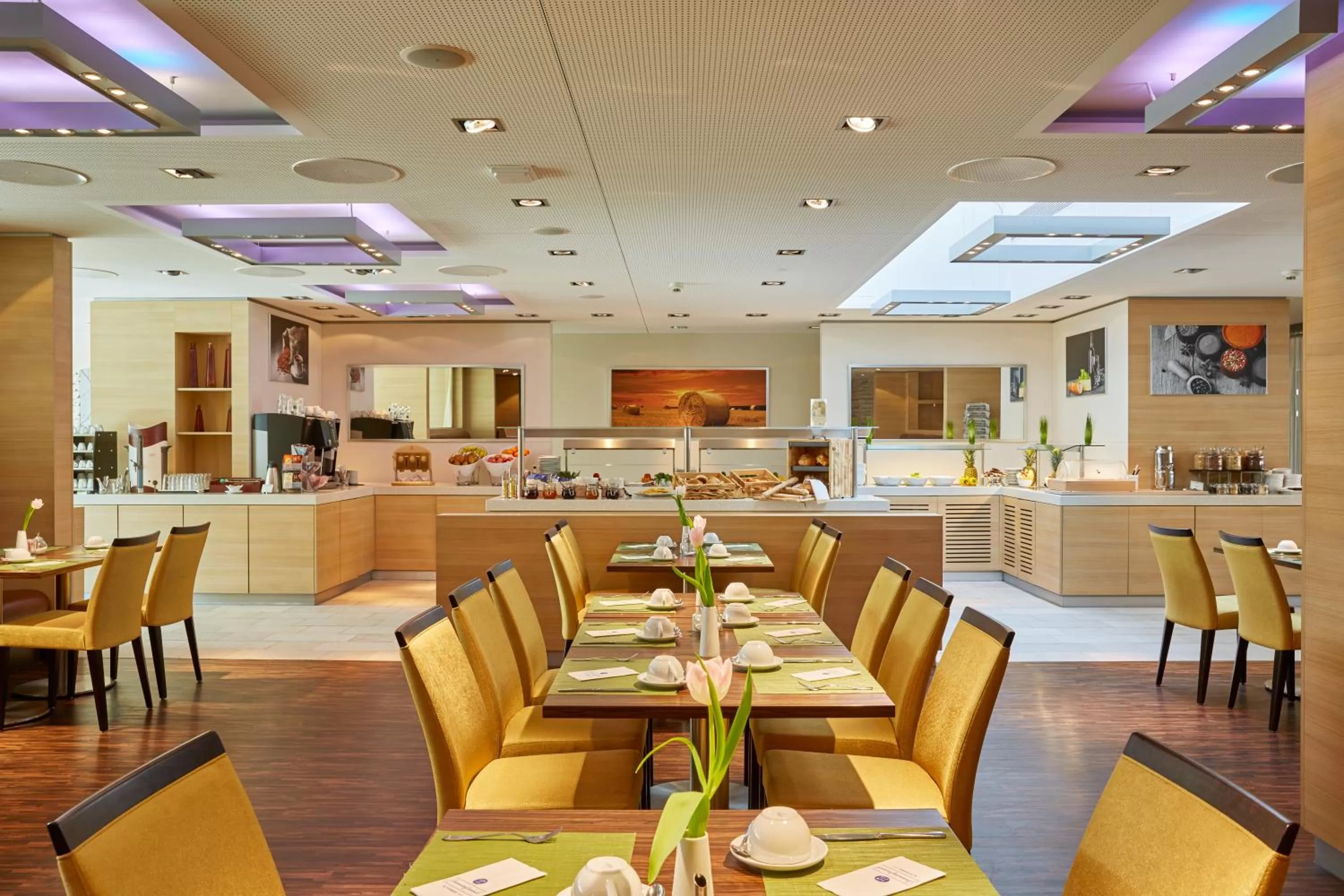 Restaurant/places to eat in H+ Hotel Zürich