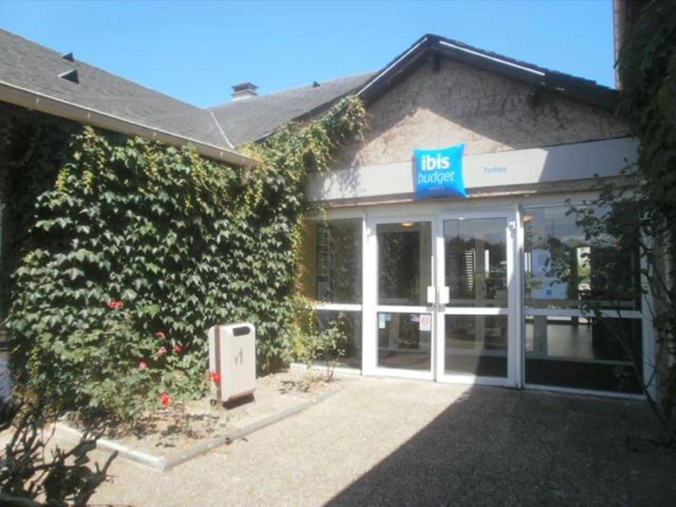 Facade/entrance in IBIS Budget Tarbes