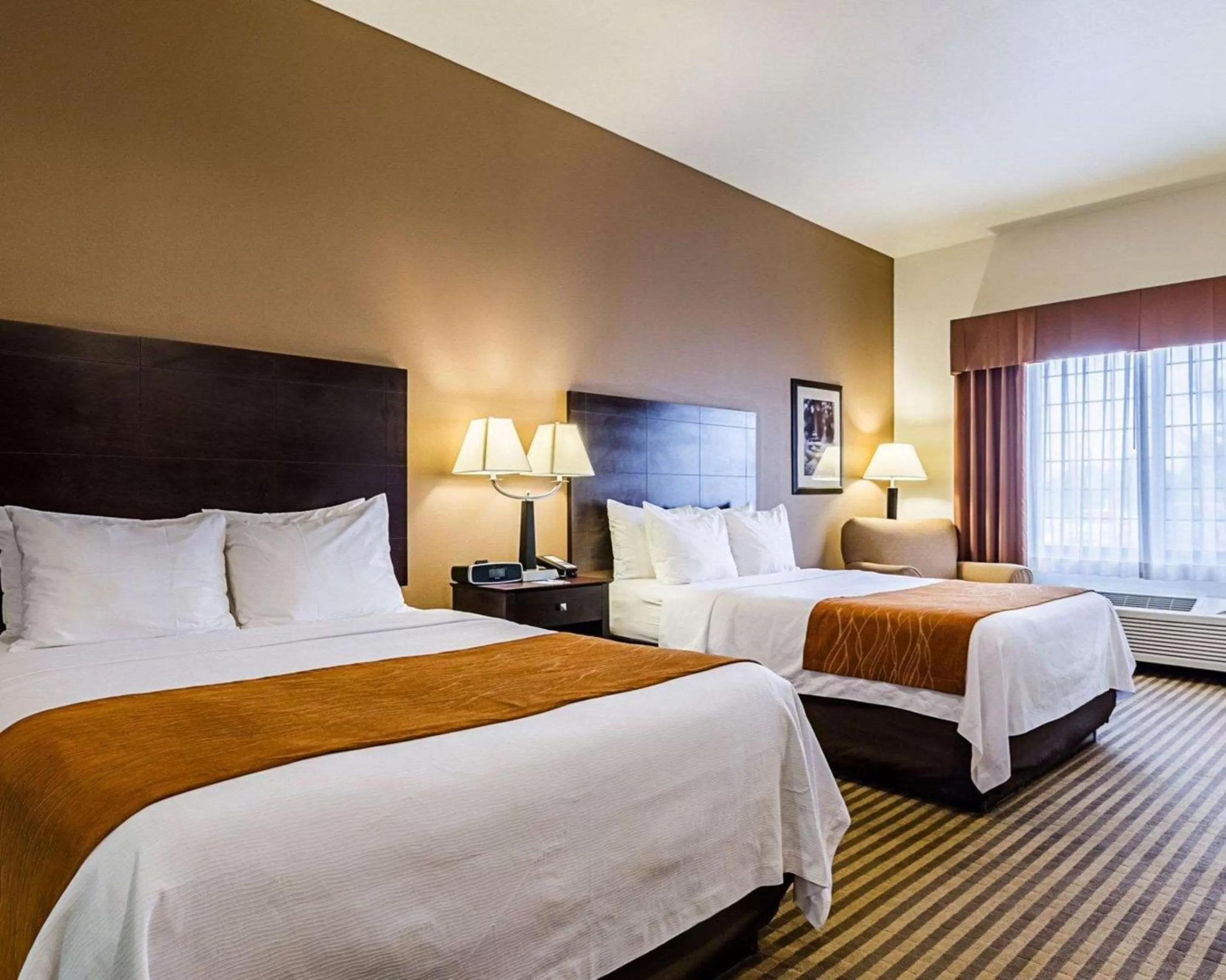 Photo of the whole room, Bed in Comfort Inn & Suites Lawrence - University Area