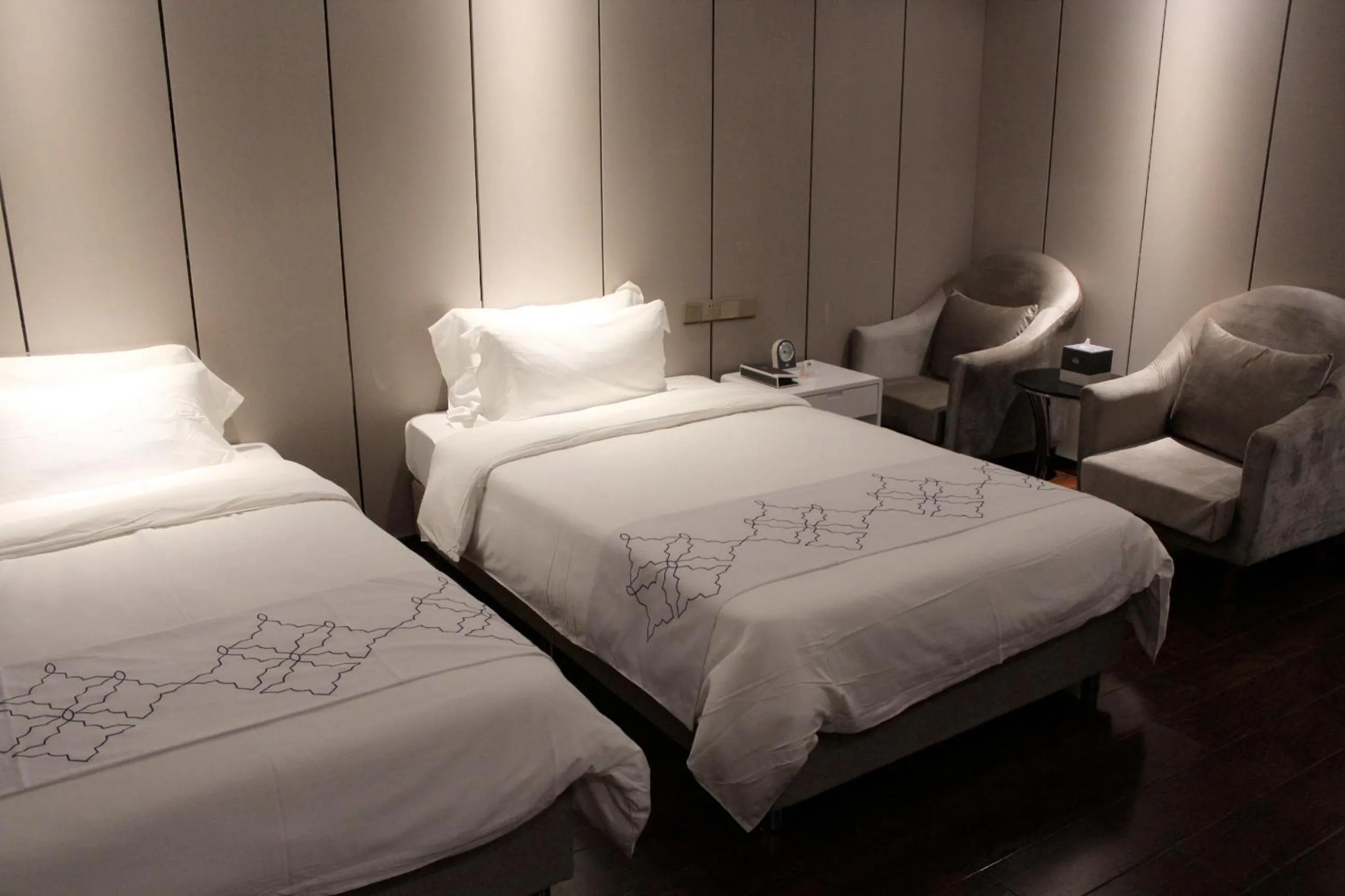 Decorative detail, Bed in Days Inn Business Place Goldwin Yantai