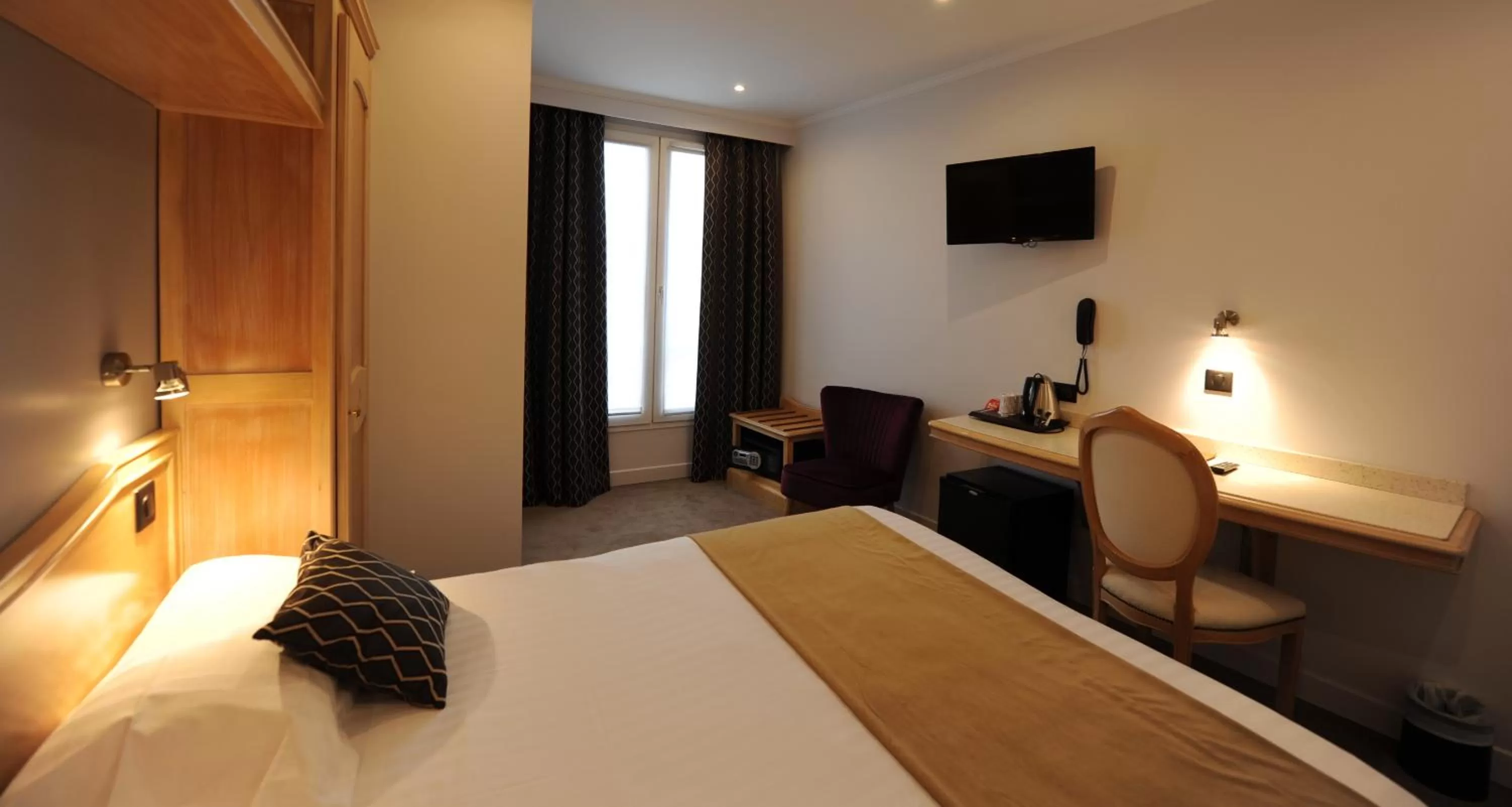 TV and multimedia, Bed in Hôtel Du Midi Paris Montparnasse