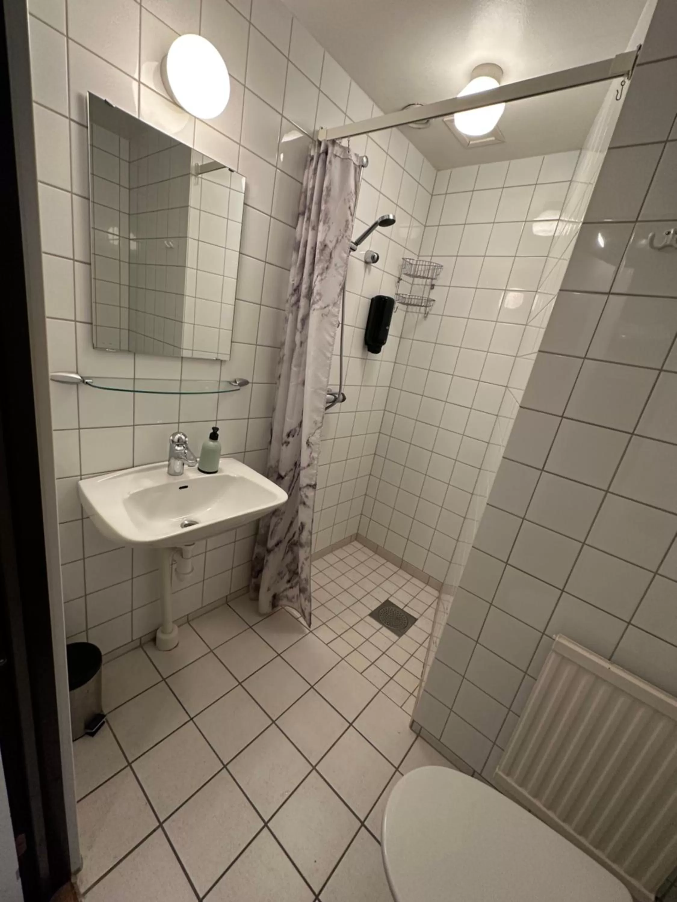 Shower in Hotel B&B Gränden