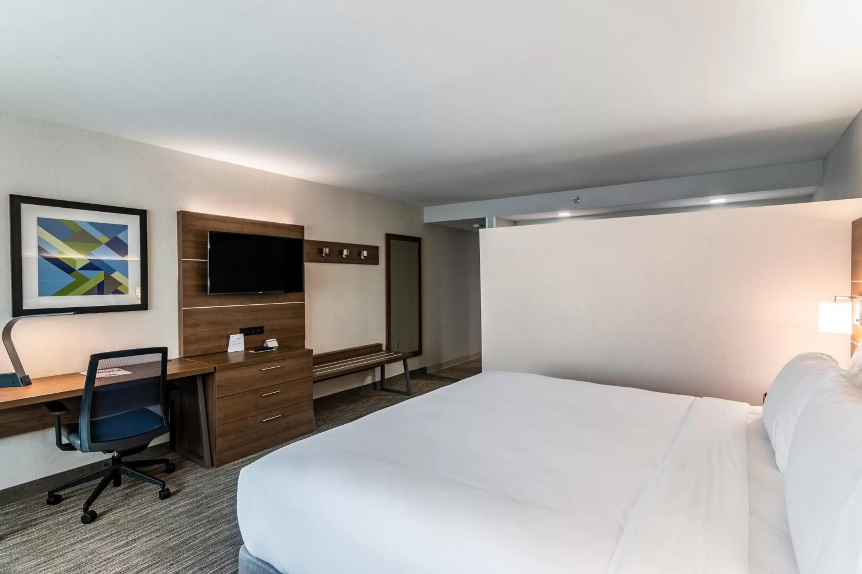 Photo of the whole room, Bed in Holiday Inn Express & Suites Camarillo by IHG