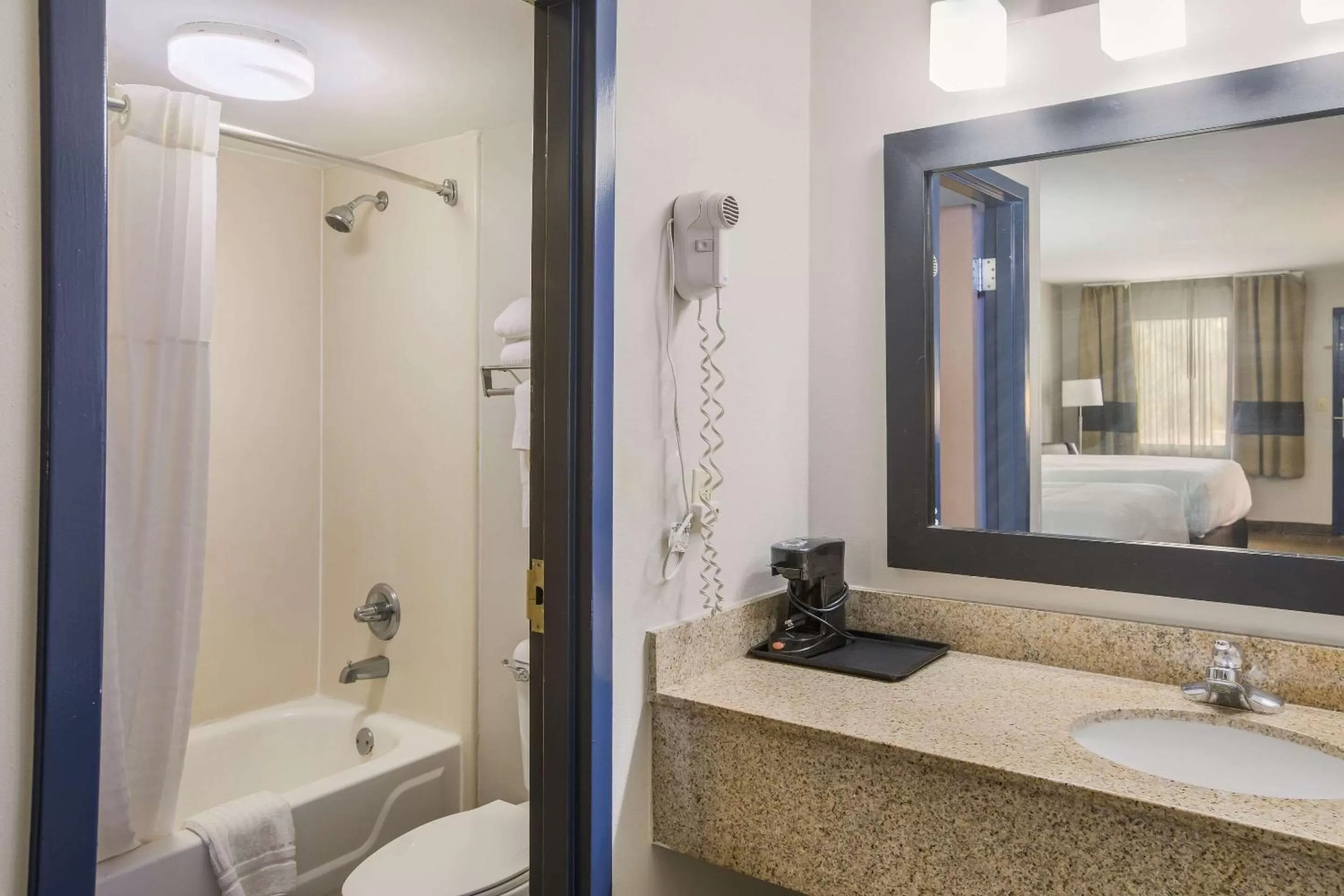 Bedroom in Clarion Pointe Forsyth I-75