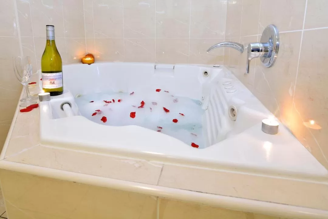 Boathouse Resort (Water Front)