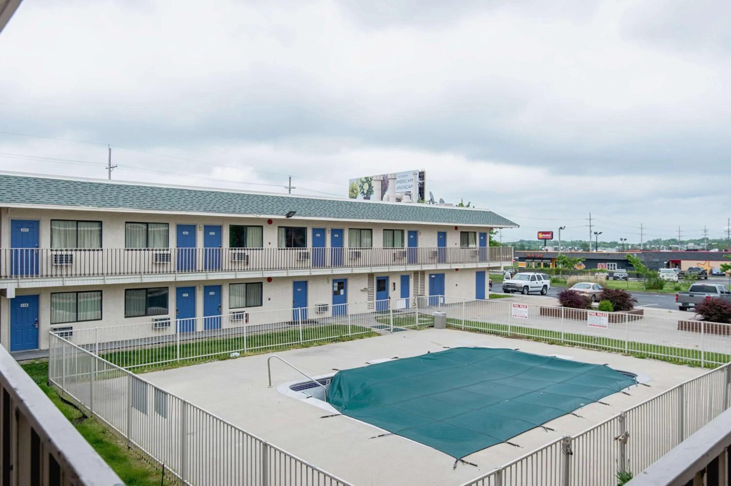 Swimming pool in Motel 6 Kansas City, MO - Airport