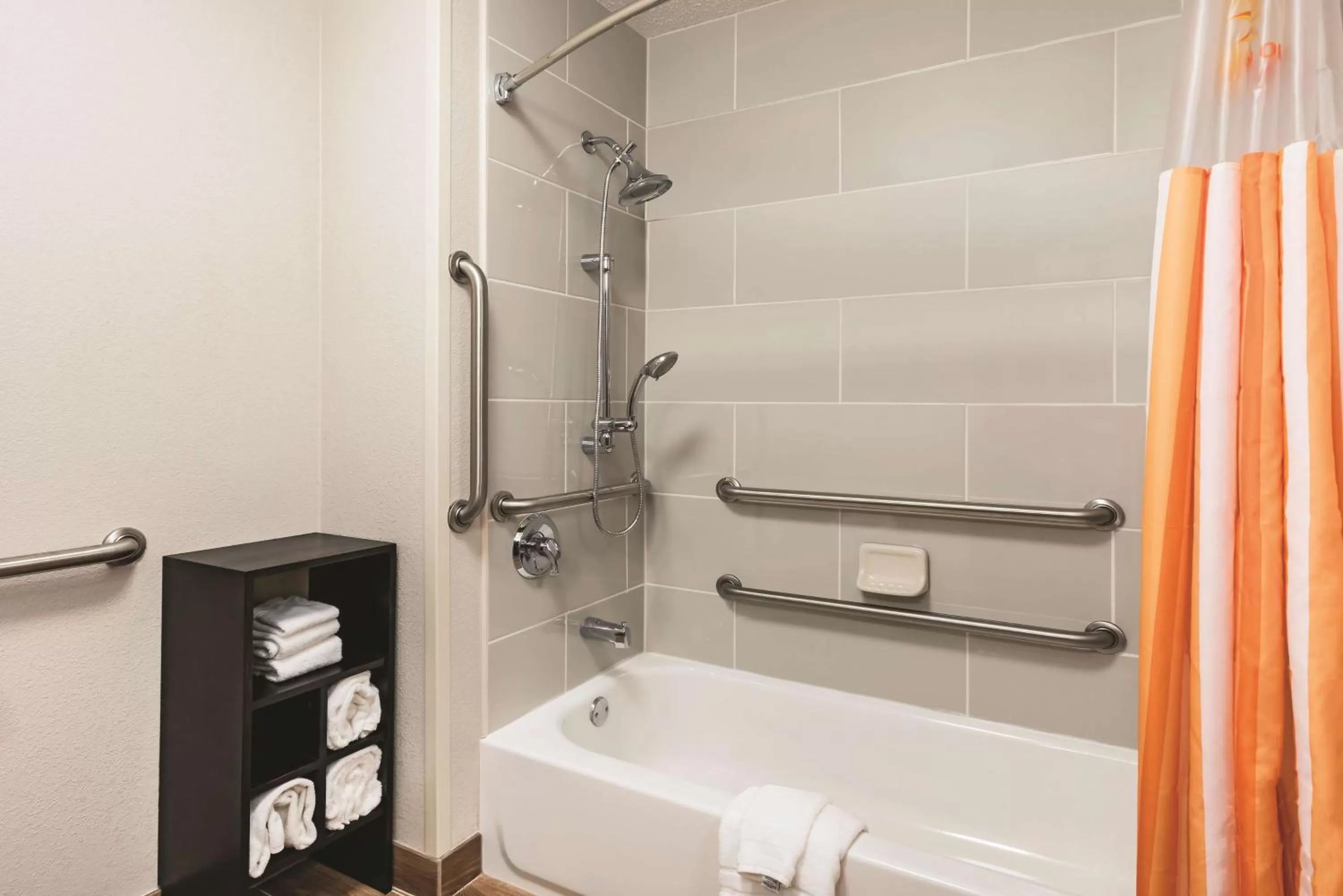 Deluxe King Room with Bath Tub - Mobility Accessible - Non-Smoking in La Quinta by Wyndham Norwich-Plainfield-Casino