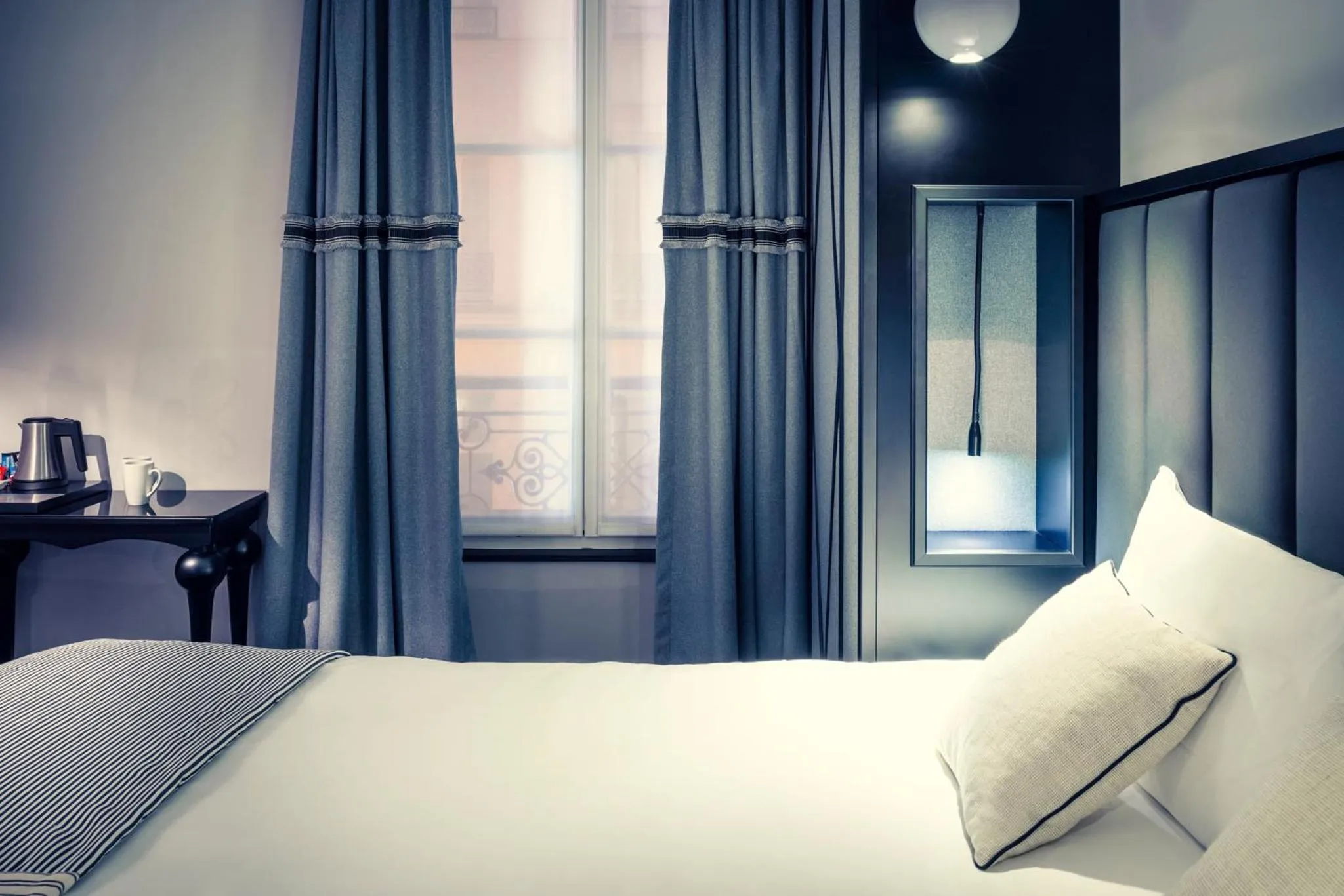 Photo of the whole room, Bed in Mercure Paris Arc de Triomphe Wagram