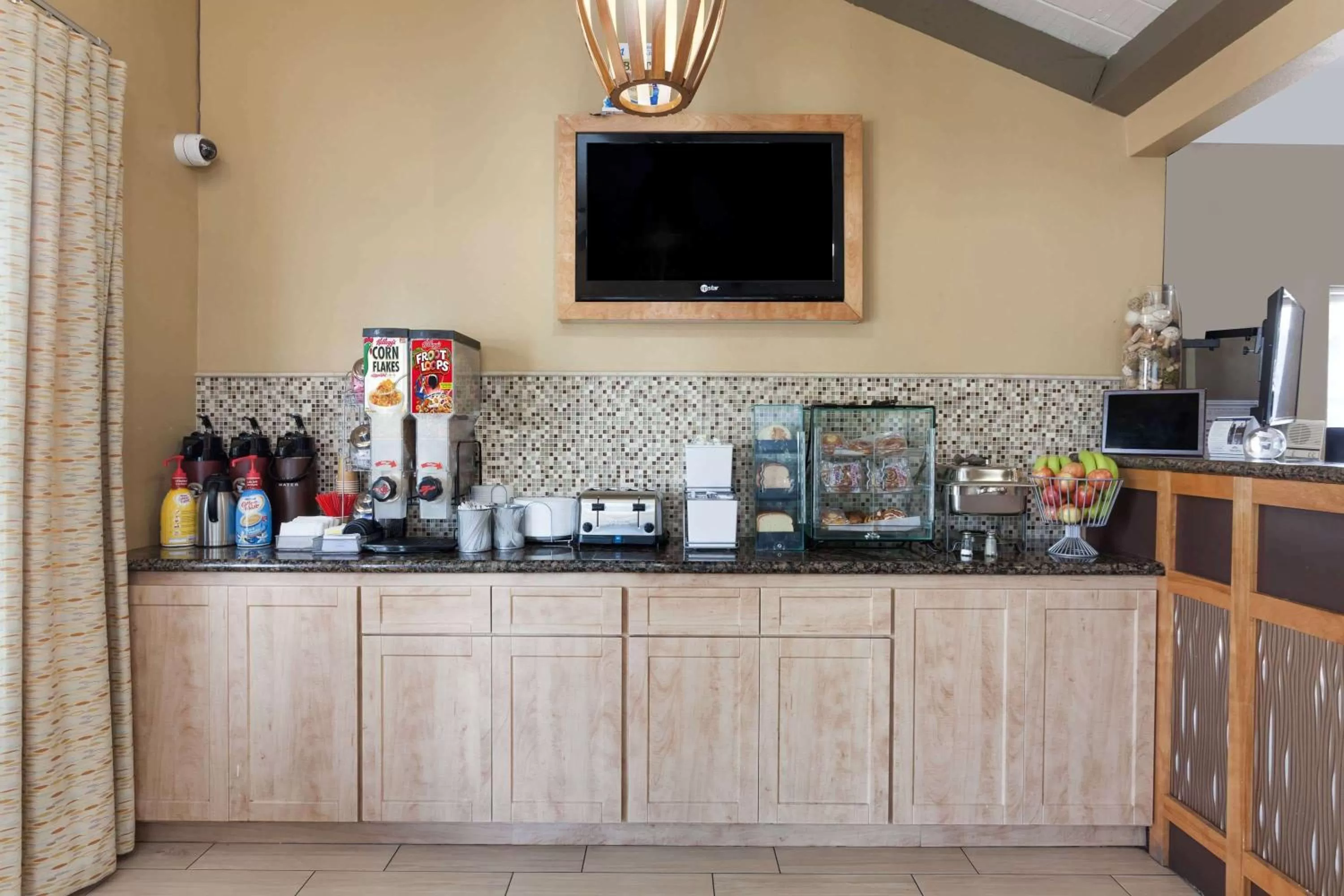 Restaurant/places to eat in Howard Johnson by Wyndham National City/San Diego South