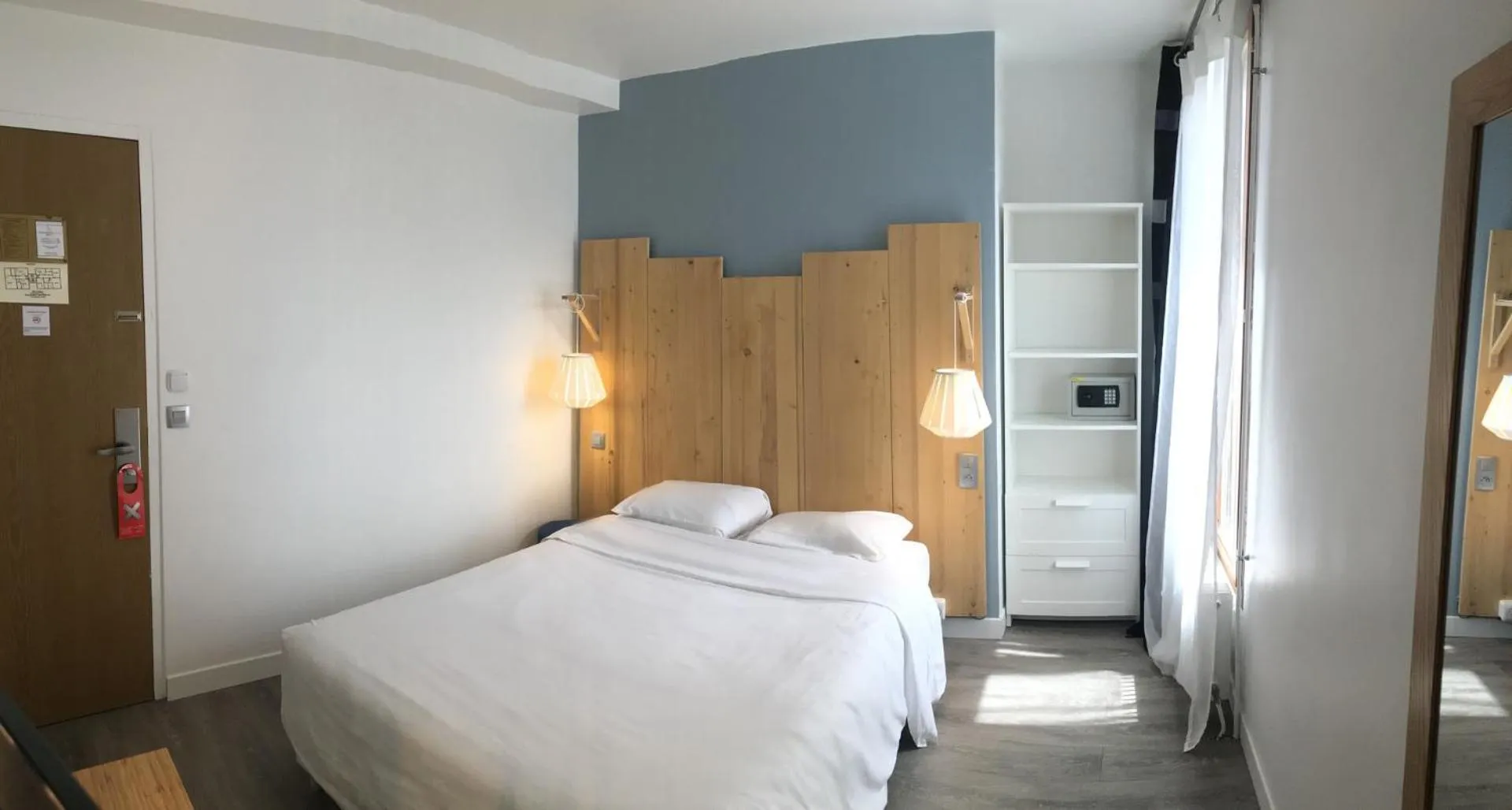 Bed in Hôtel du Maine