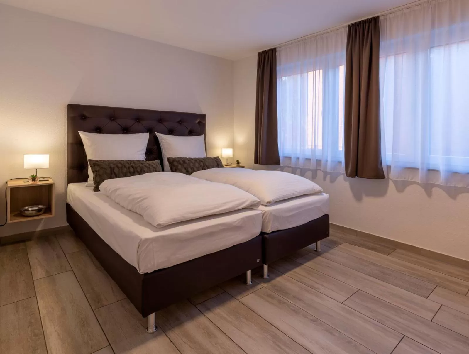 Bed in GLEUEL INN - digital hotel & serviced apartments & boardinghouse mit voll ausgestatteten Küchen